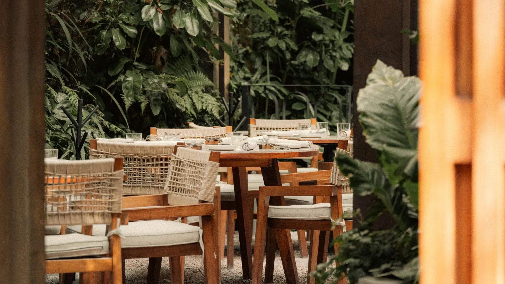 El ambiente exterior de Esca, un reconocido restaurante en la Colonia Roma, Ciudad de México, que fusiona la frescura italiana con el contexto mexicano. (Fuente: Condé Nast Traveler)