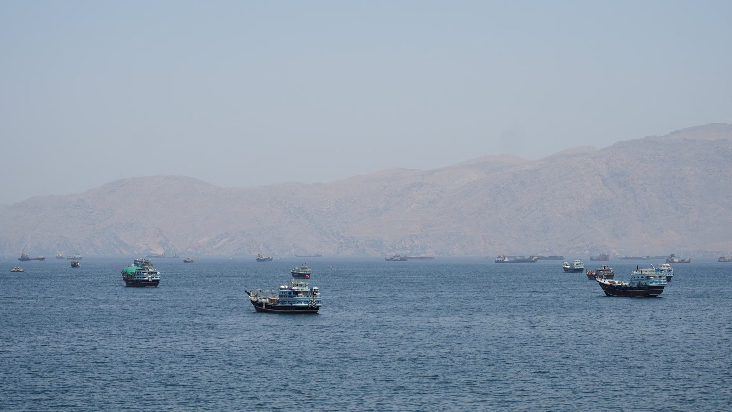 Buques en el Estrecho de Ormuz, Musandam, Omán, 6 de mayo de 2026 (REUTERS)