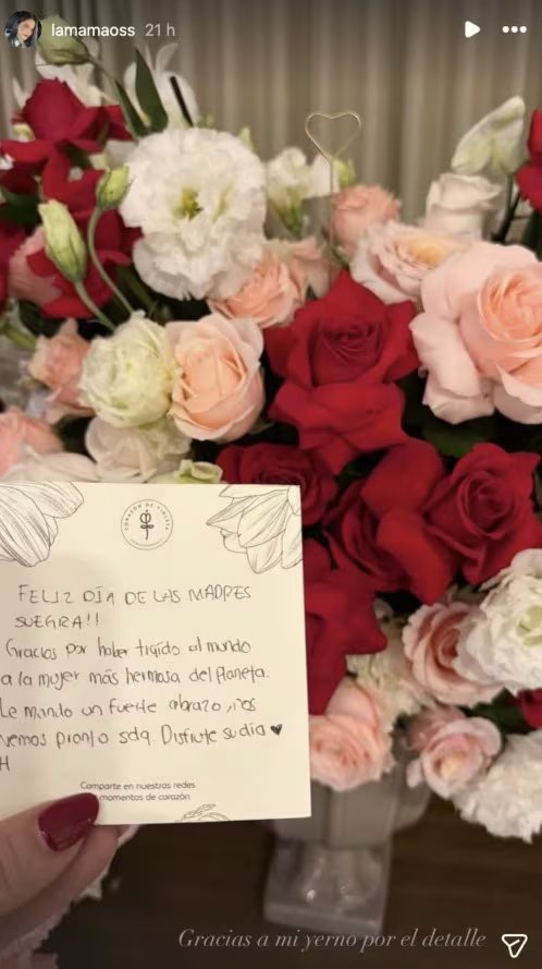 Peso Pluma envía un arreglo floral a la madre de Kenia Os por el Día de las Madres con una dedicatoria especial (IG)