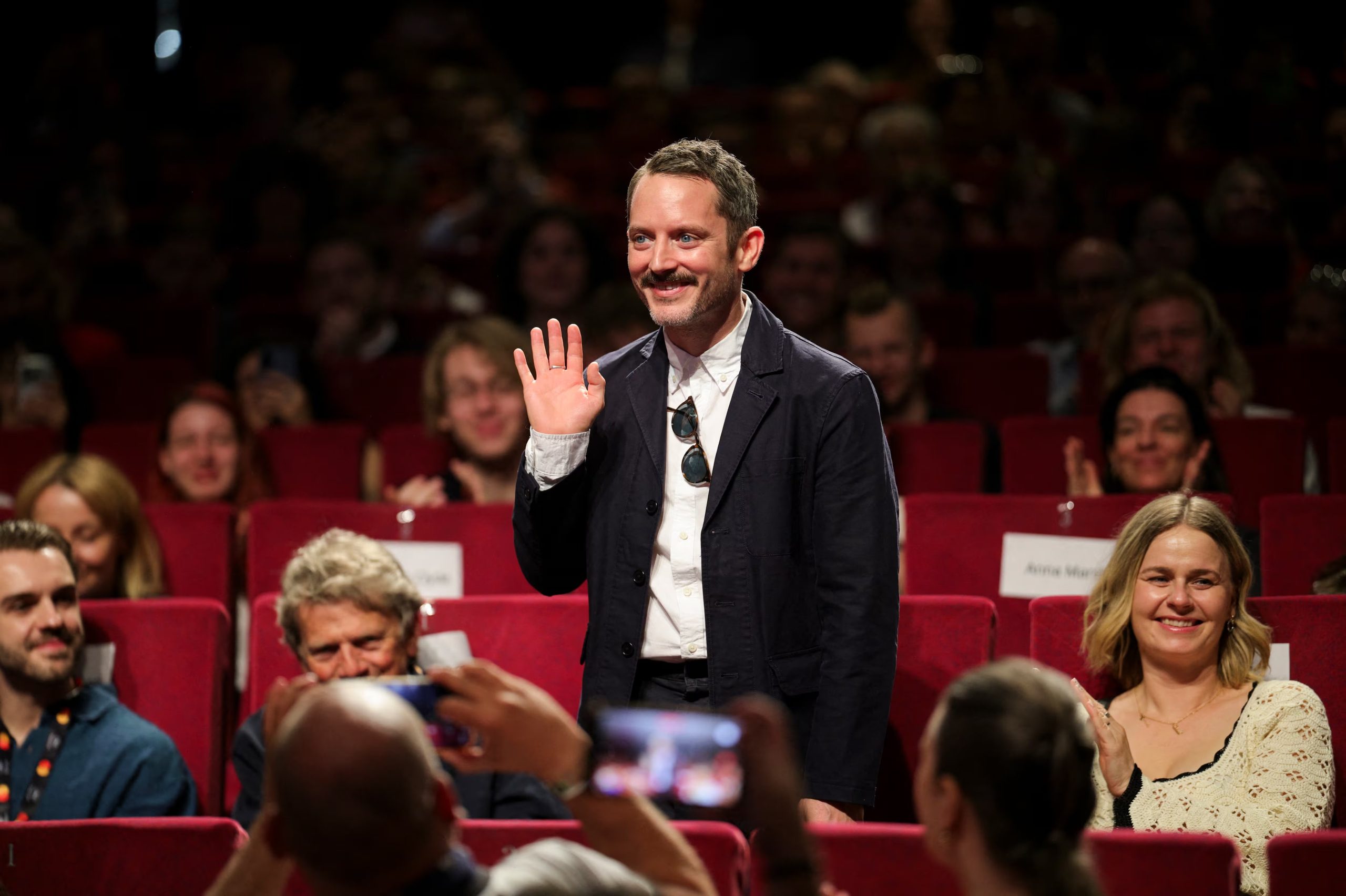 Elijah Wood saluda entre el público durante la clase magistral con el cineasta neozelandés Peter Jackson (REUTERS/Marko Djurica)