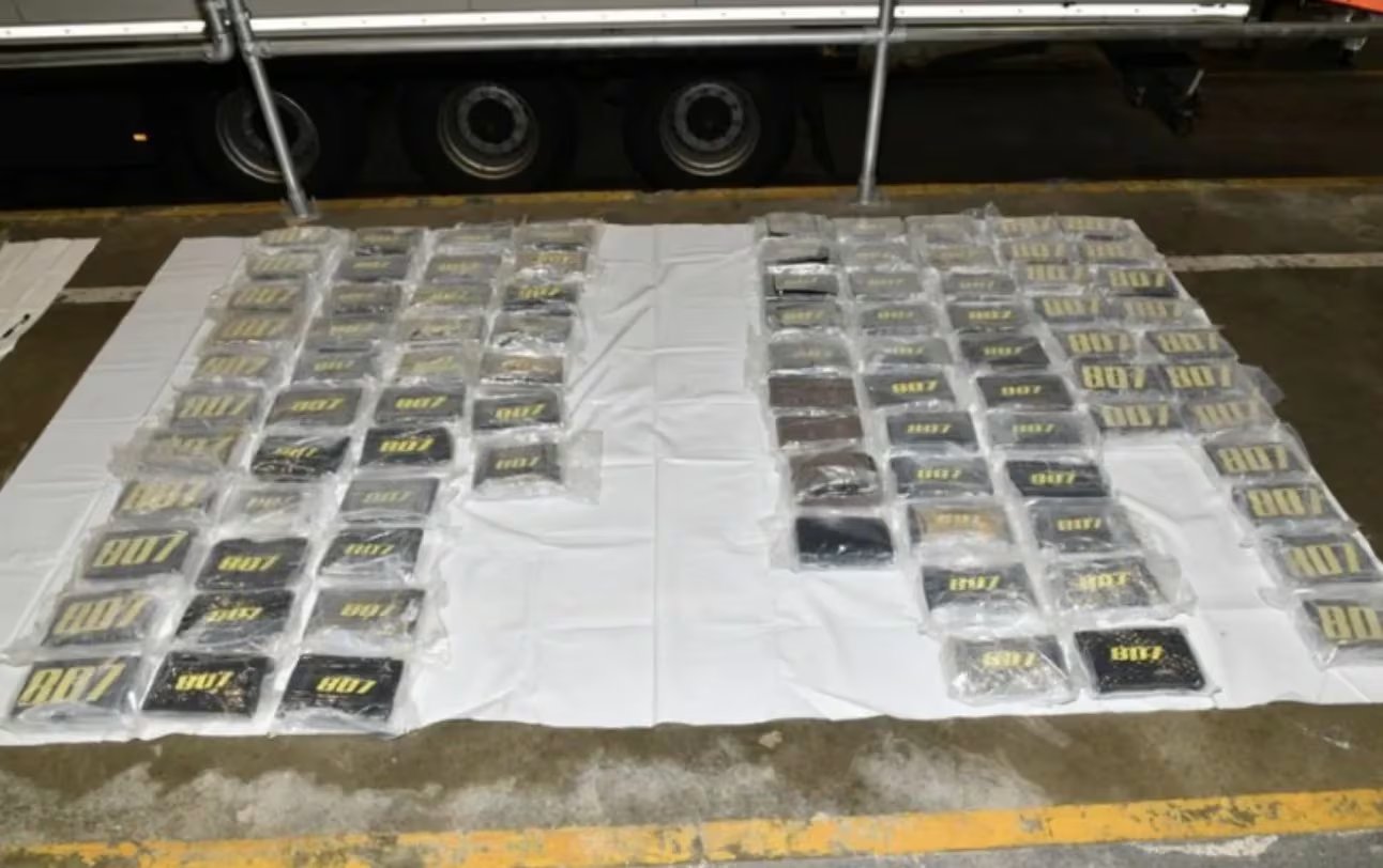 La droga estaba escondida detrás de las puertas traseras del remolque, modificado especialmente para el contrabando.(National Crime Agency)