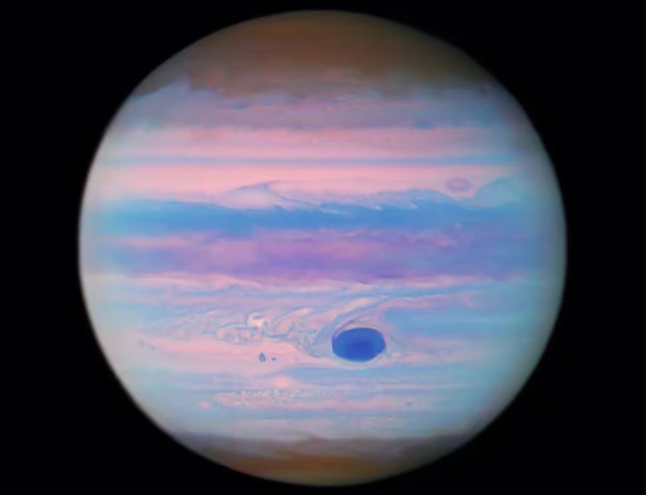 La atmósfera de Júpiter dominada por hidrógeno hace que las tormentas necesiten más energía para ascender y producir rayos intensos (NASA)

