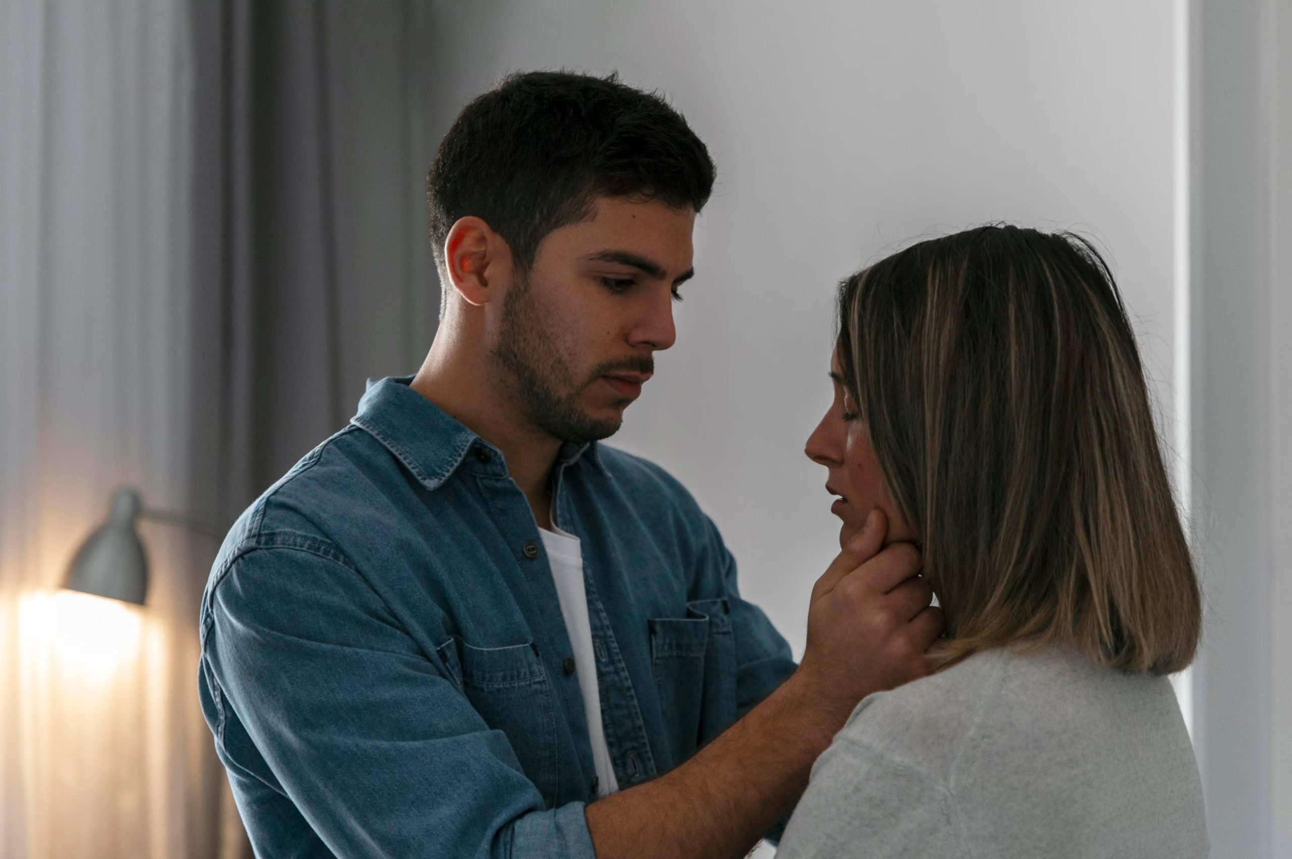 Uno de cada cuatro adultos vivirá solo, pero crece la presión social por formar pareja estable, generando conflicto entre deseo y mandato (Imagen Ilustrativa Infobae)
