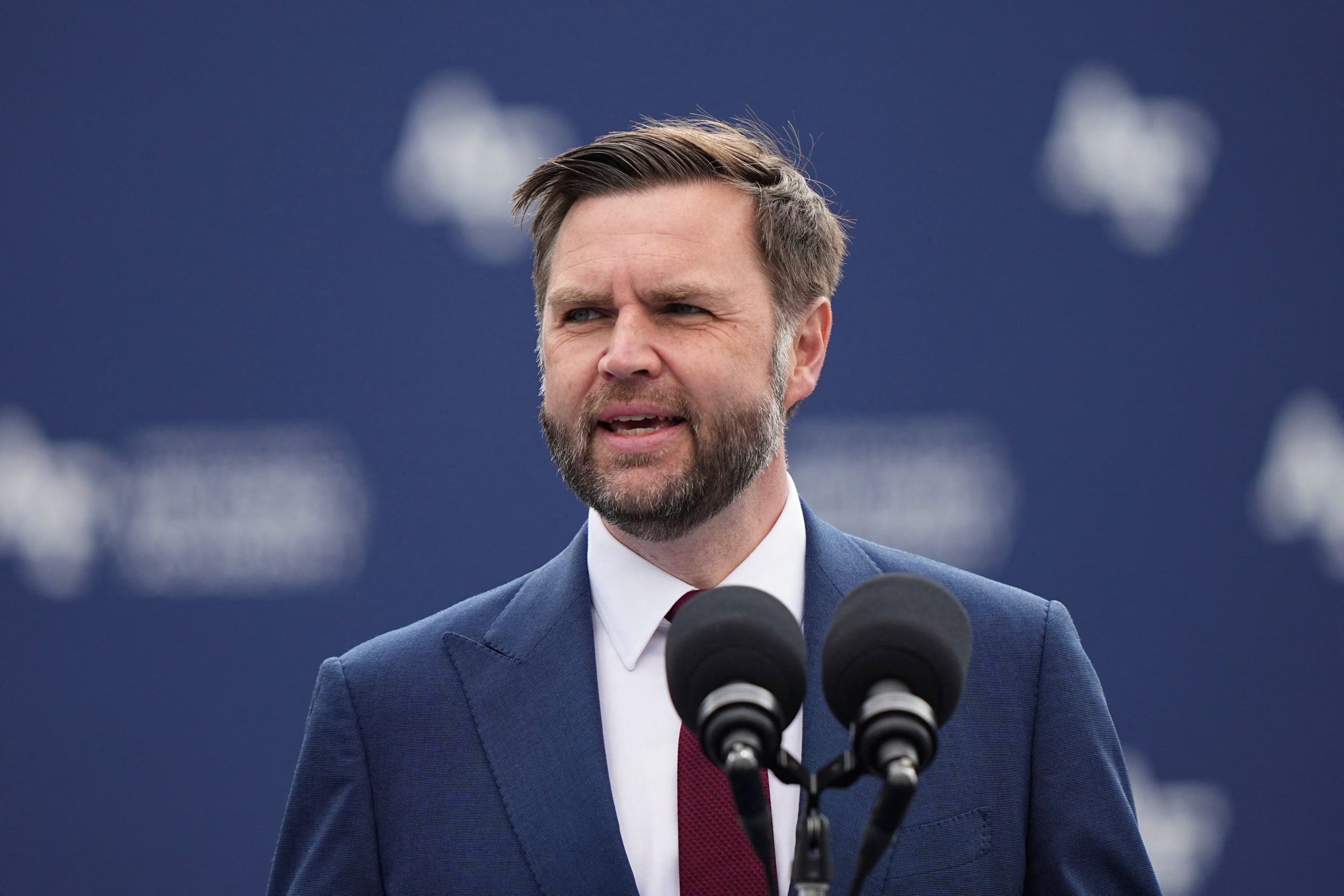 JD Vance, una de las principales figuras católicas de la política estadounidense, reaccionó con cautela al documento difundido por el Vaticano (REUTERS/Archivo)
