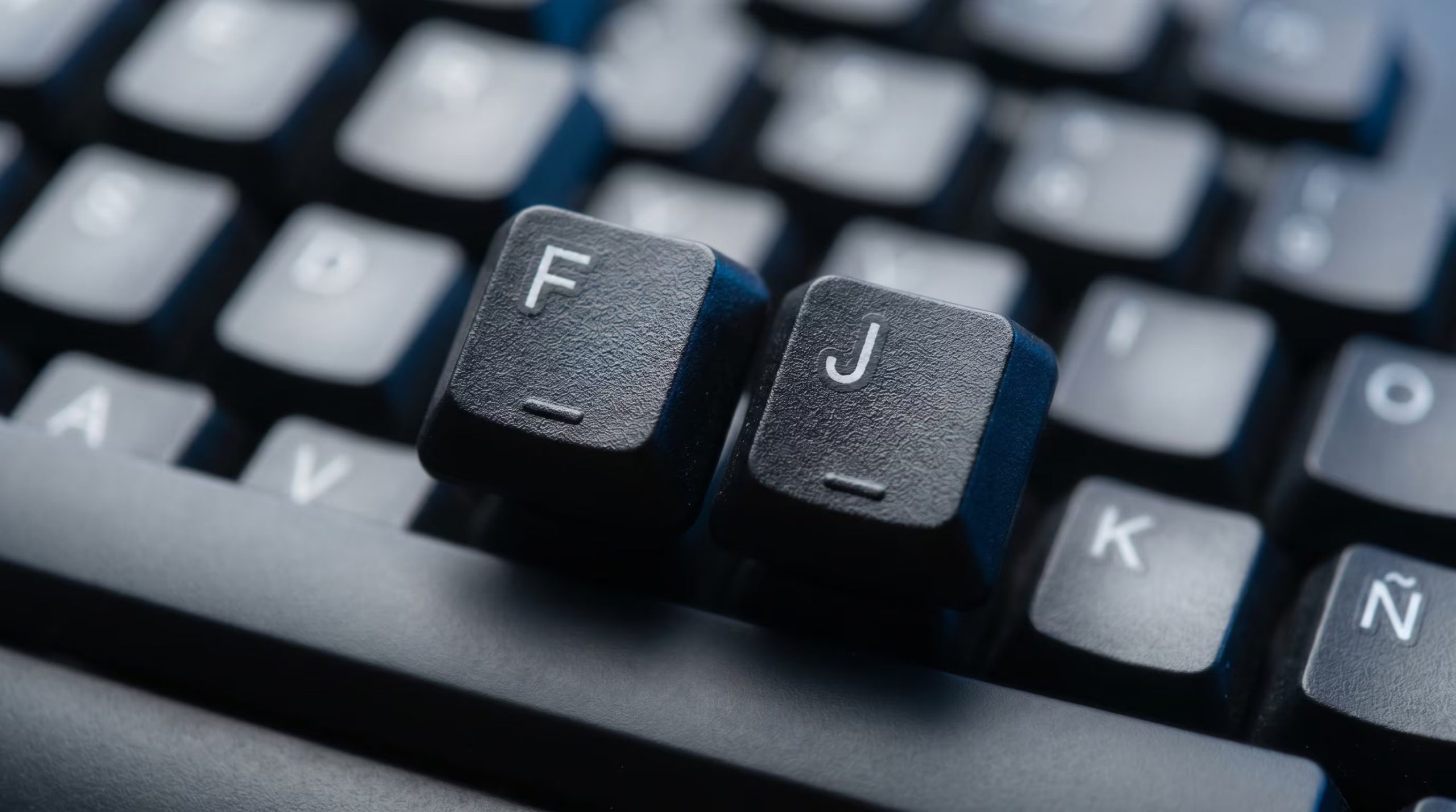 El relieve en las teclas F y J sirve como punto de referencia táctil fundamental para escribir sin mirar el teclado. (Imagen Ilustrativa Infobae)