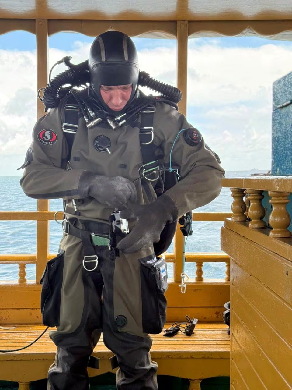 Uno de los buzos finlandeses se prepara para sumergirse en el atolón de Vaavu durante la operación de recuperación de los cuerpos, que requirió rebreathers y escúteres submarinos para sortear las condiciones extremas. (Maldives President's Office vía Reuters)