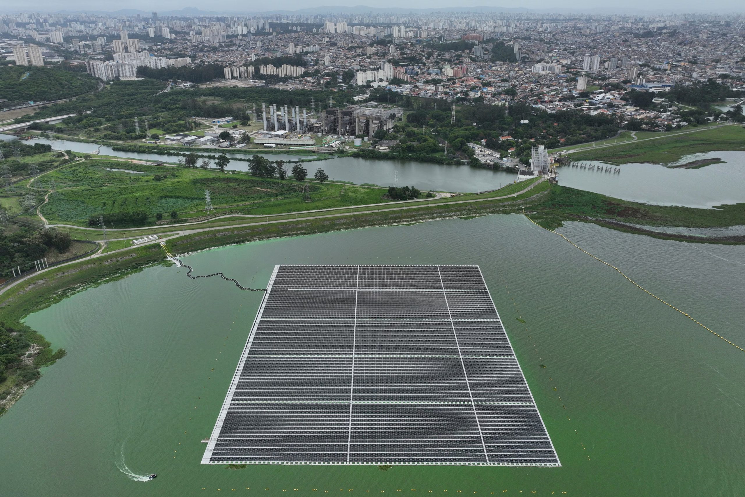 El enfriamiento proporcionado por el agua de mar permite que los paneles solares generen más electricidad y reduzcan emisiones. (AP Foto/Andre Penner)