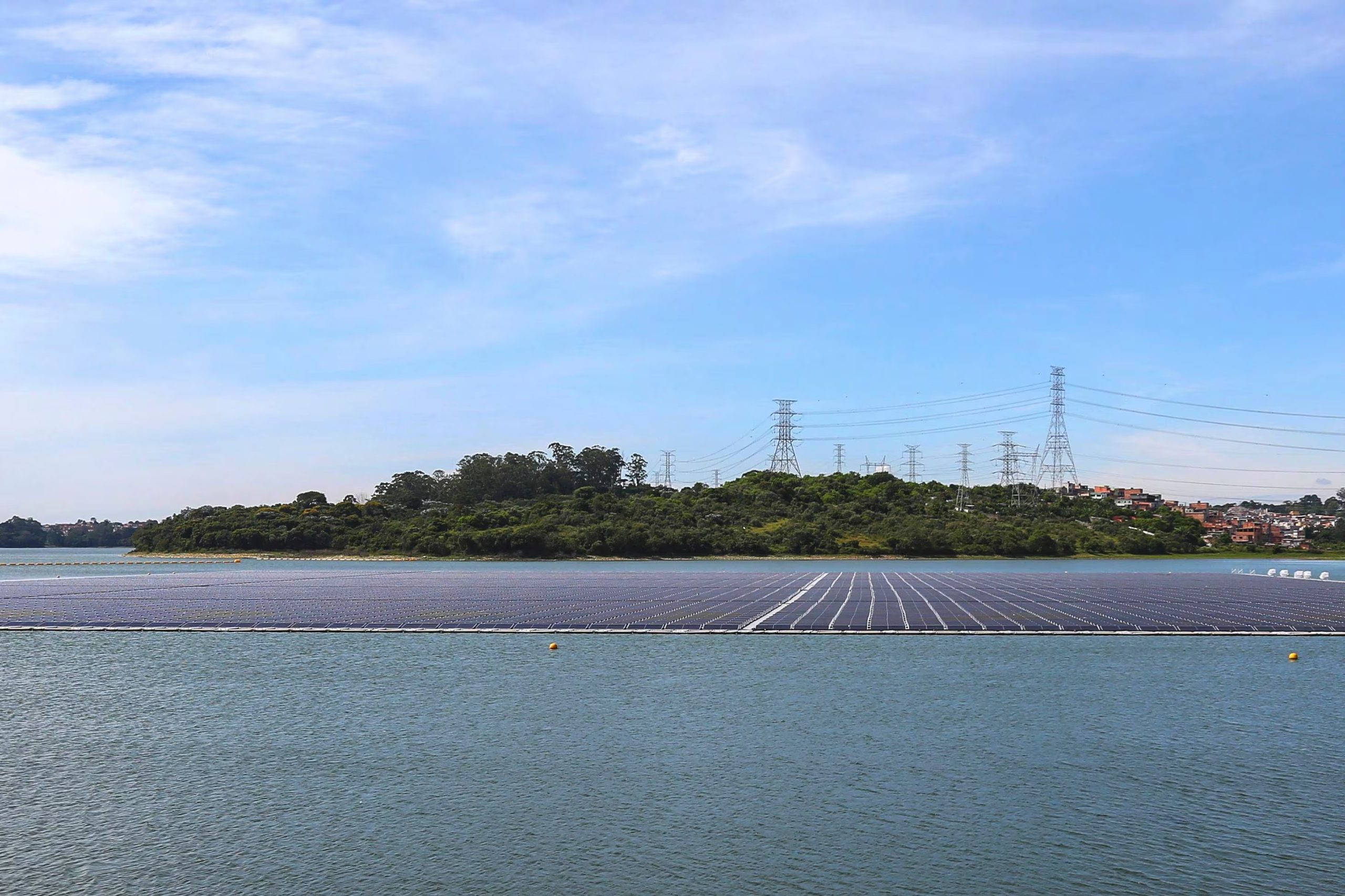 Los sistemas flotantes alcanzaron una producción energética superior durante toda su vida útil respecto a los terrestres. (EFE)