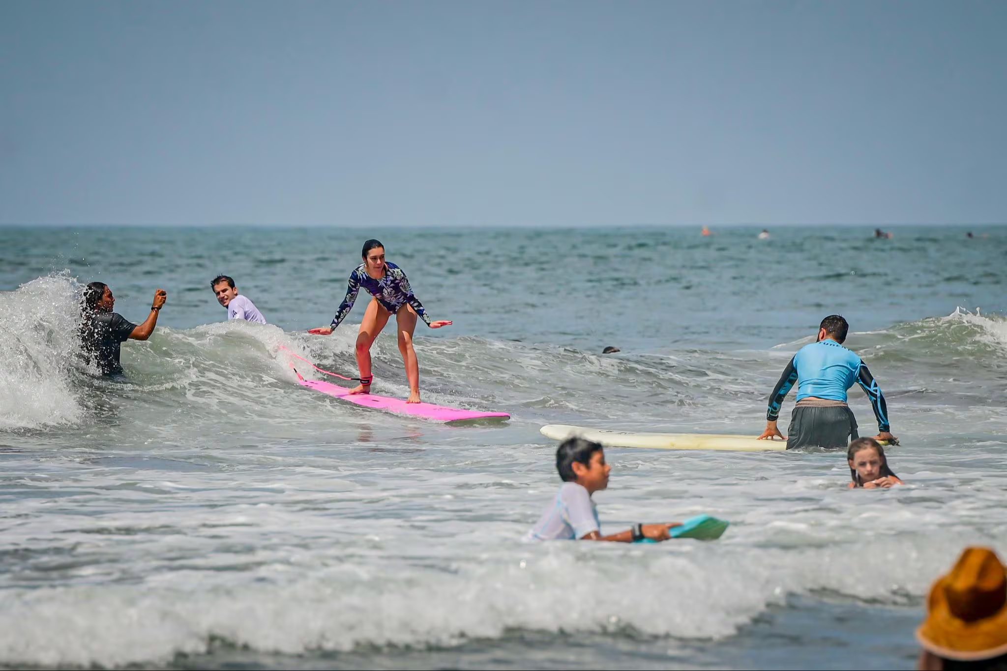 Turista se prepara para ingresar al mar luego de una clase de surf en la playa El Tunco. (Cortesía: Secretaría de Prensa)