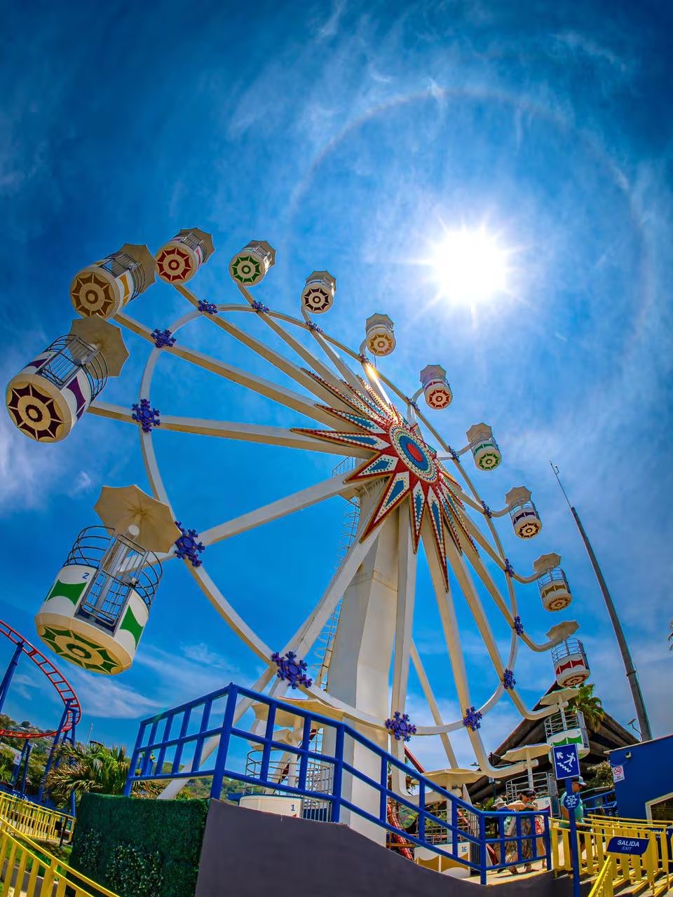 Al mismo tiempo, turistas también disfrutan de las ruedas mecánicas de Sunset Park, una de las principales atracciones del Complejo Turístico del Puerto de La Libertad. (Cortesía: Secretaría de Prensa)