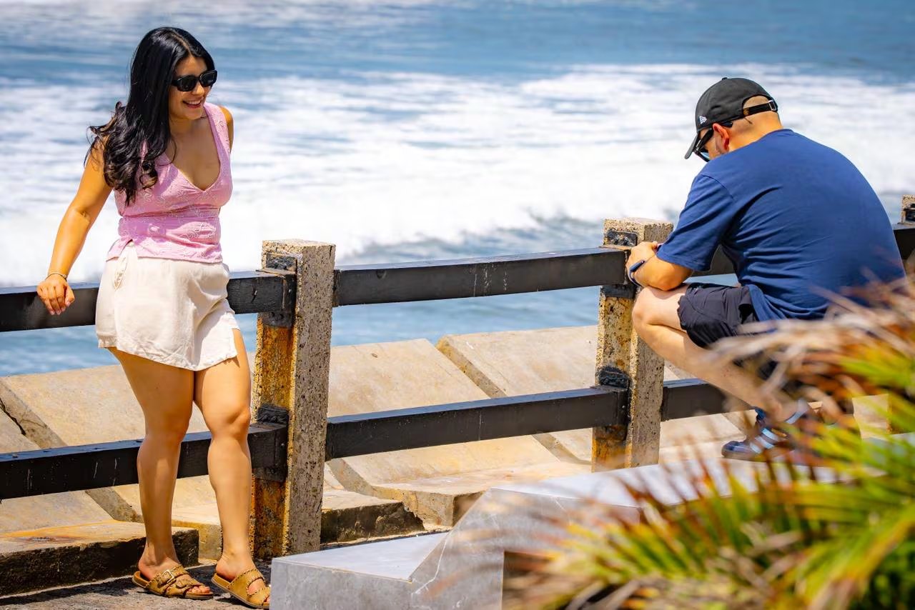Visitantes aprovechan para tomarse fotografías frente al mar y registrar su visita al Puerto de La Libertad. (Cortesía: Secretaría de Prensa)