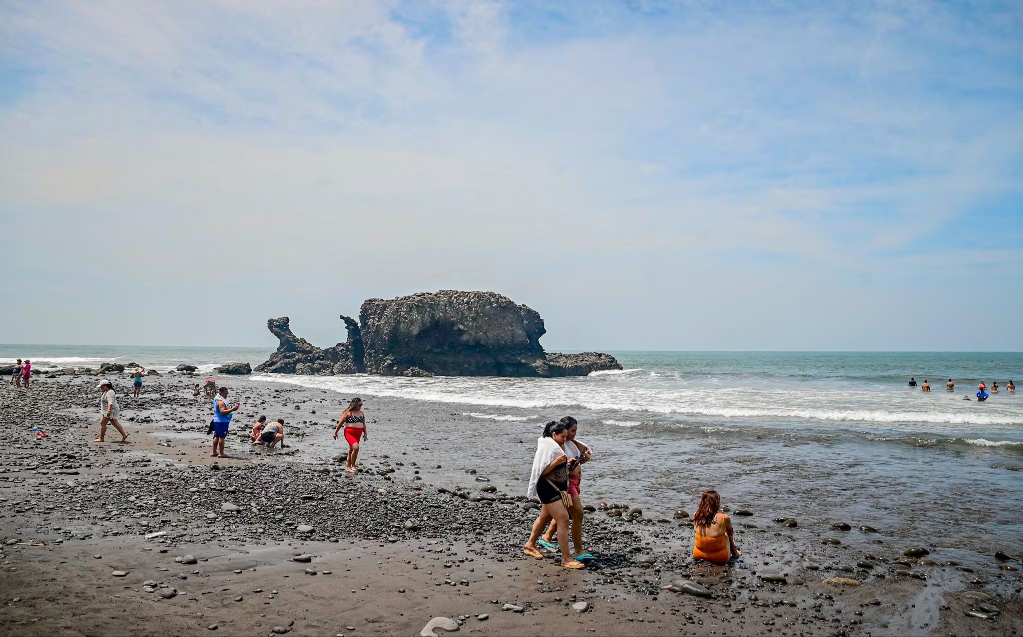 De igual forma, visitantes disfrutan del entorno rocoso y las olas en la playa El Tunco, uno de los puntos emblemáticos de La Libertad Costa. (Cortesía: Secretaría de Prensa)
