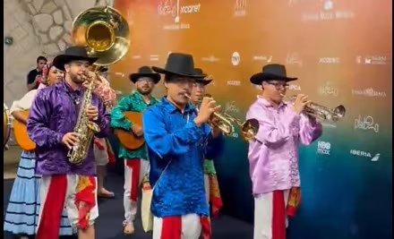 La alfombra de los Premios Platino Xcaret inicia con una muestra de la cultura mexicana. 