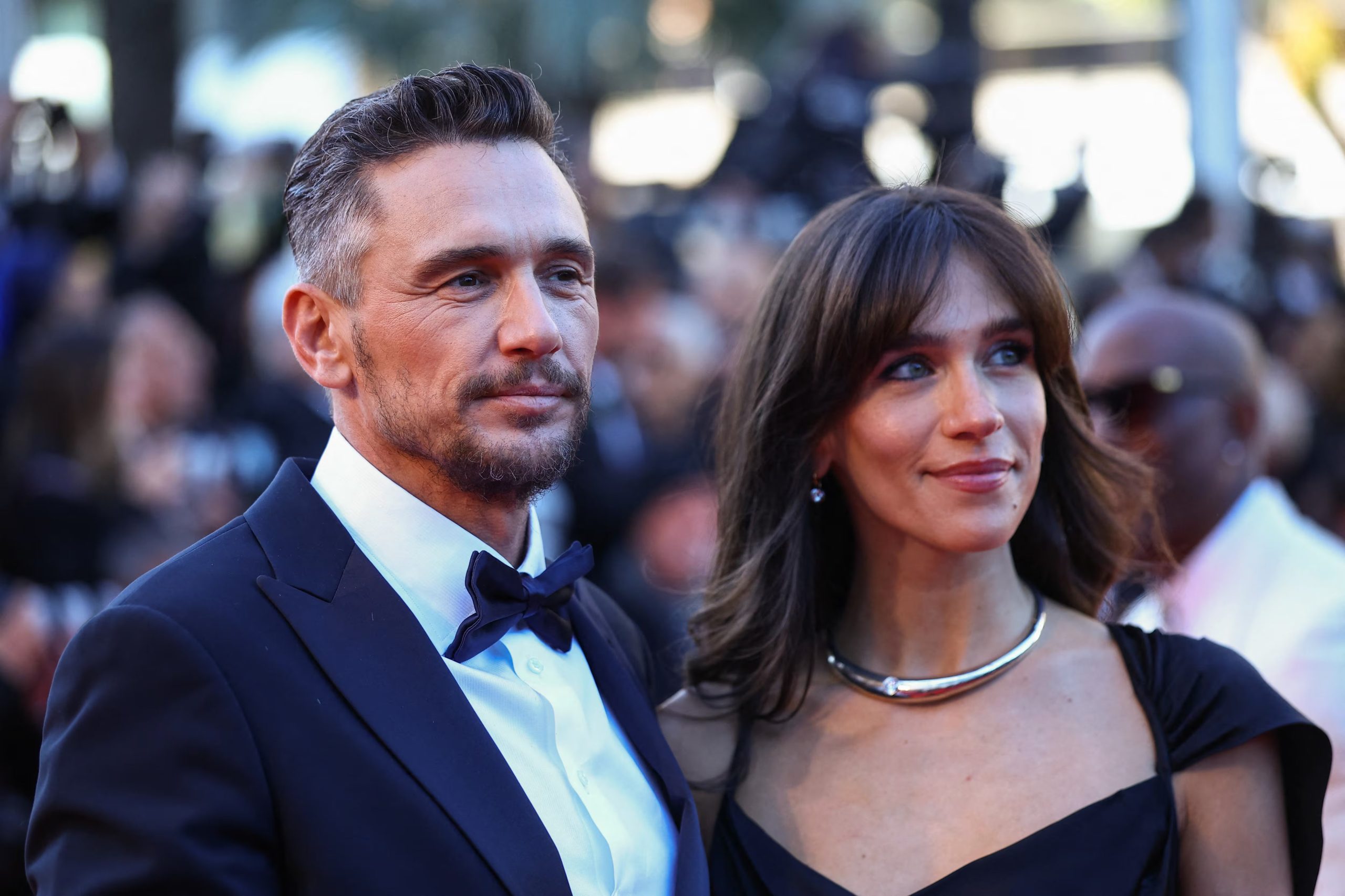 James Franco e Izabel Pakzad posan en la alfombra roja de la película 'La Venus electrique', que inauguró el Festival de Cannes 2026