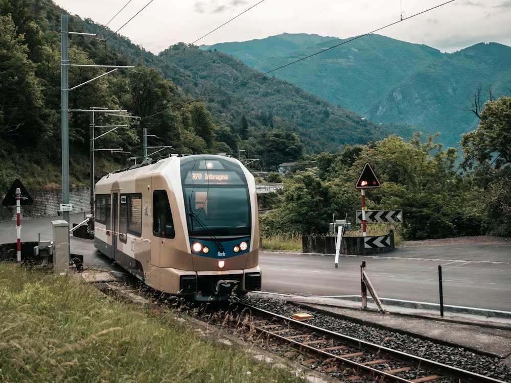 El trayecto entre Domodossola y Locarno abarca poco más de 50 kilómetros y cruza tres decenas de estaciones históricas
