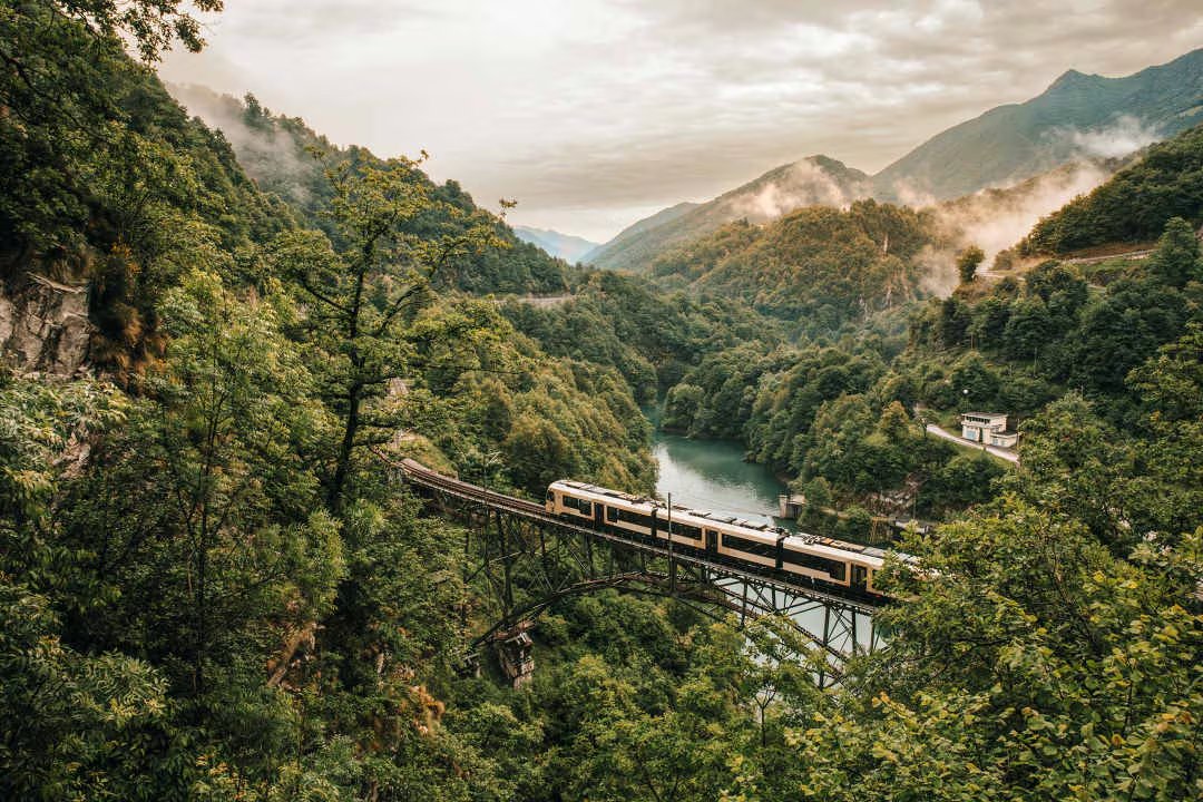 Cada viaje en esta línea ferroviaria italiana permite admirar cascadas, viaductos y barrancos, destacando el paisaje natural del trayecto entre Italia y Suiza