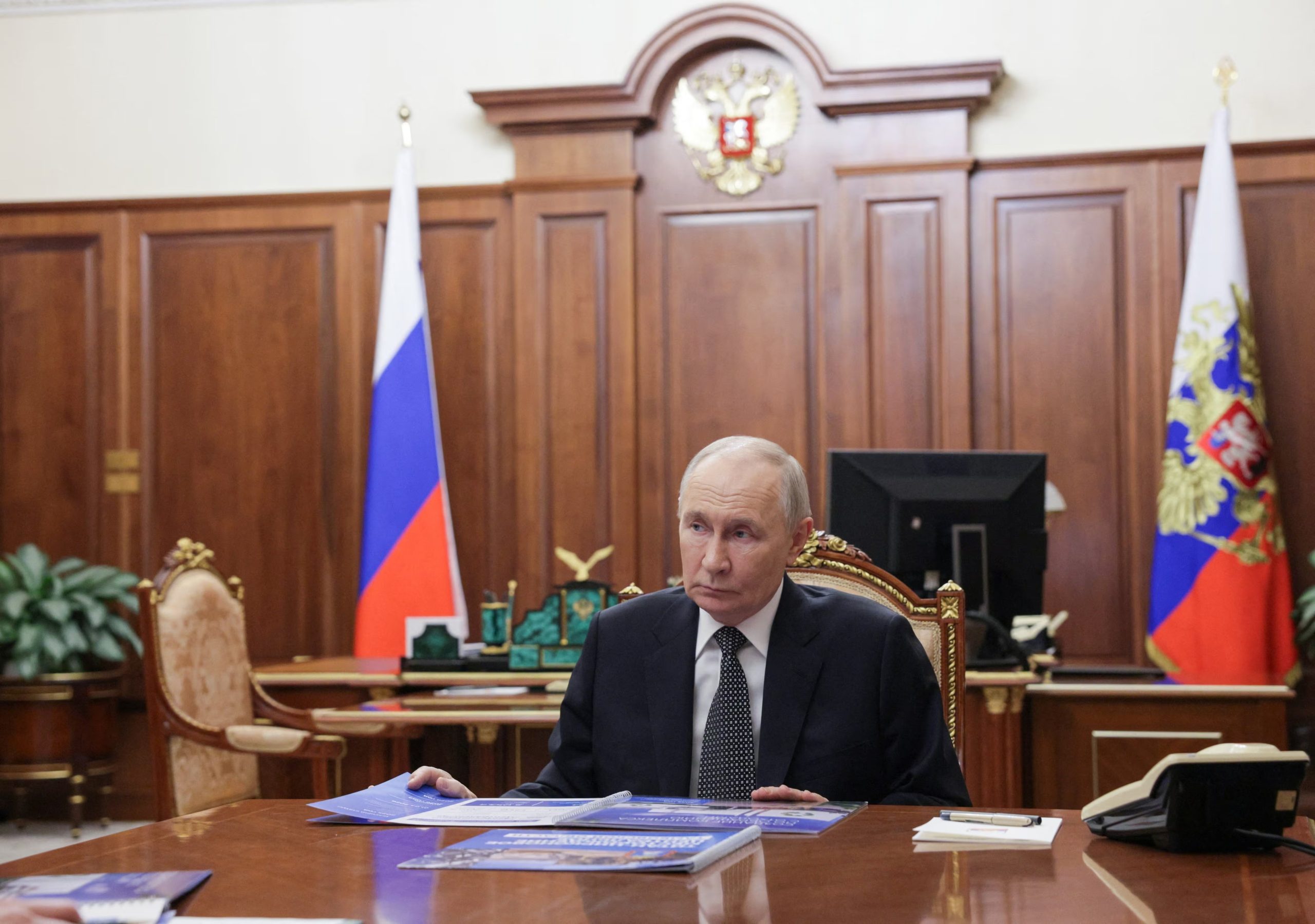 El presidente ruso Vladímir Putin asiste a una reunión con el gobernador de la región de Tambov, Yevgueni Pervyshov, en Moscú, Rusia, el 6 de mayo de 2026 (Reuters)