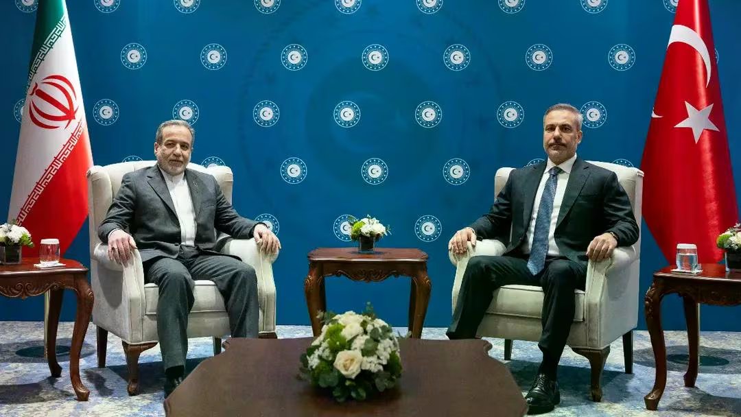 El ministro iraní Abás Araqchi mantuvo una conversación telefónica con el canciller turco Hakan Fidan (Instagram)
