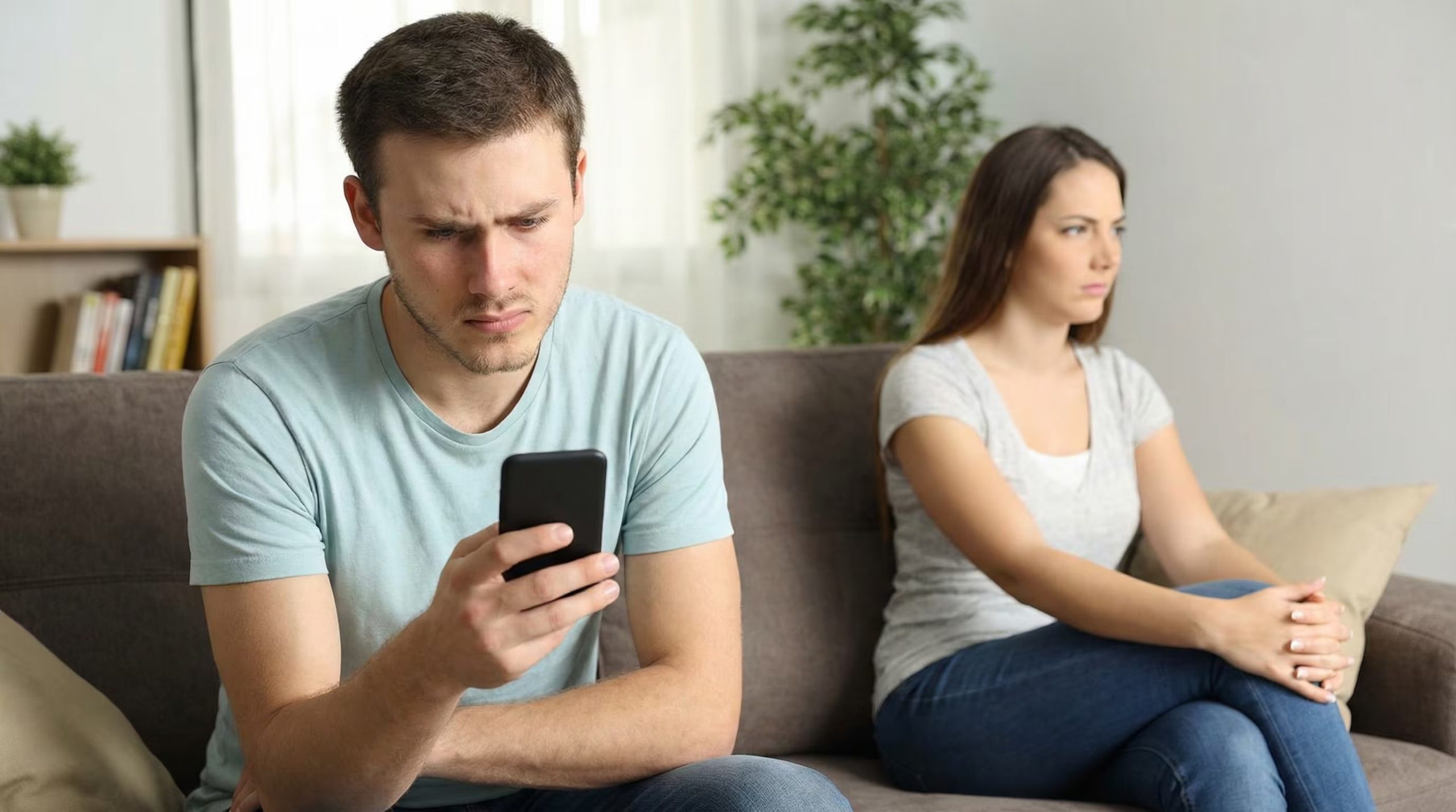 El uso excesivo del teléfono y las distracciones cotidianas pueden reemplazar la interacción emocional y generar sensación de lejanía en la pareja (Imagen Ilustrativa Infobae)