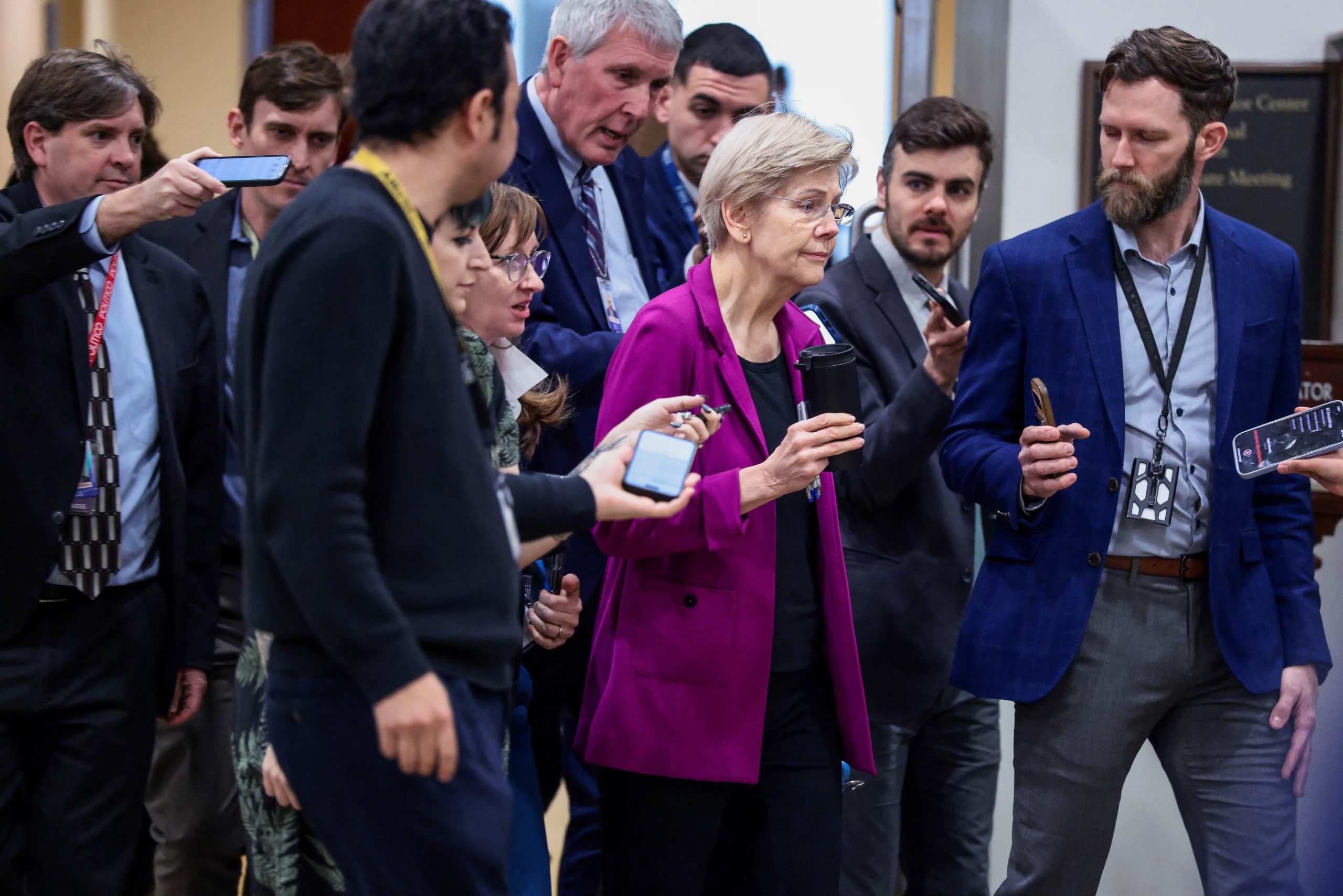 La senadora estadounidense Elizabeth Warren (demócrata por Massachusetts) sale de una reunión informativa clasificada del Comité de Servicios Armados del Senado de los Estados Unidos sobre la Operación Furia Épica y la situación en Irán, mientras continúa el conflicto entre Estados Unidos e Israel con Irán, en el Capitolio en Washington, D.C., EE. UU., el 25 de marzo de 2026. REUTERS/Evelyn Hockstein