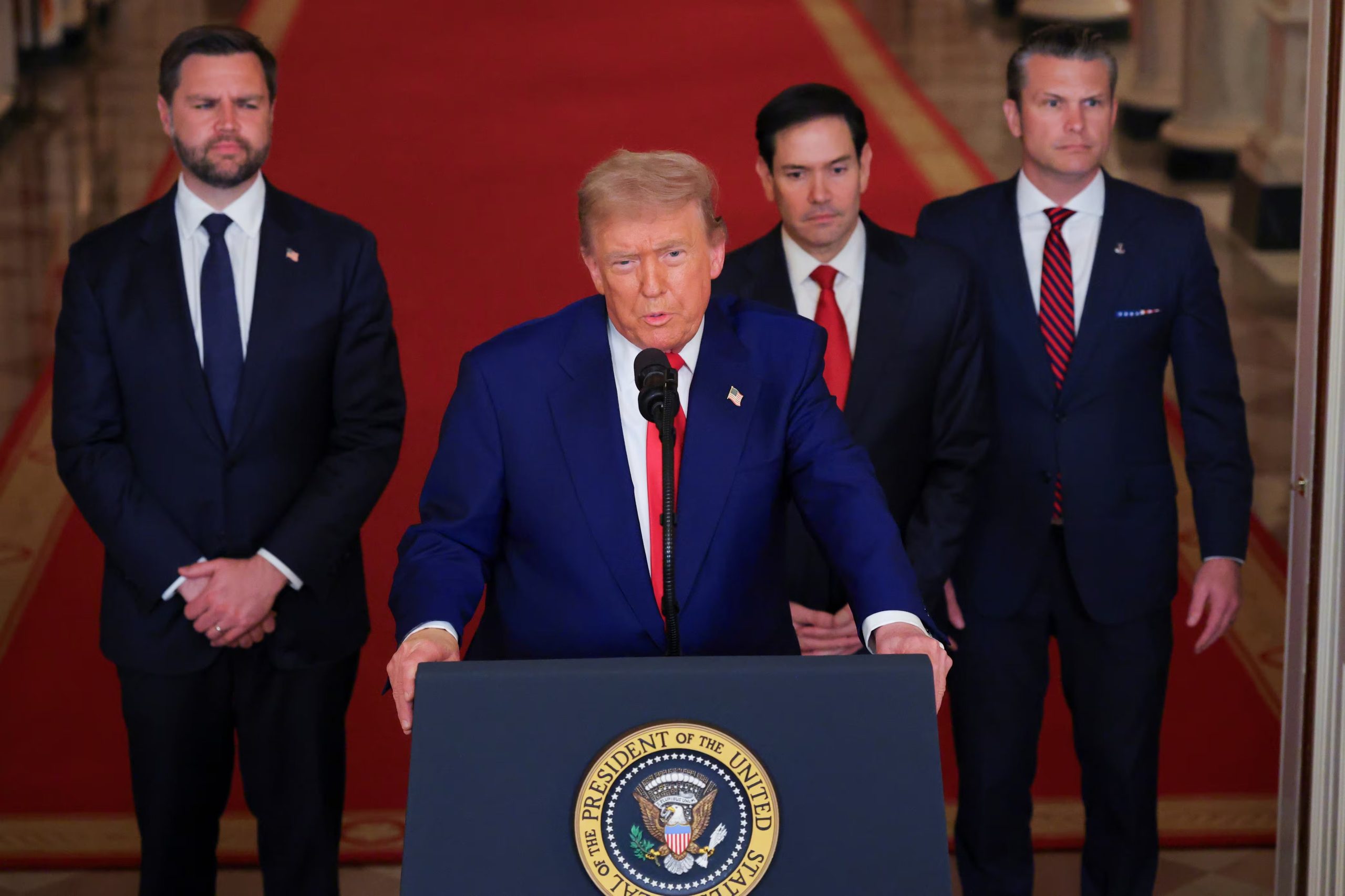 El presidente de Estados Unidos, Donald Trump, habla desde la Sala Este de la Casa Blanca en Washington, el sábado 21 de junio de 2025 después de que el Ejército estadounidense golpeara tres instalaciones nucleares y militares iraníes, sumándose a los esfuerzos de Israel por decapitar el programa nuclear del país, junto al vicepresidente, JD Vance; el secretario de Estado, Marco Rubio, y el secretario de Defensa, Pete Hegseth. (Carlos Barria/Pool via AP)