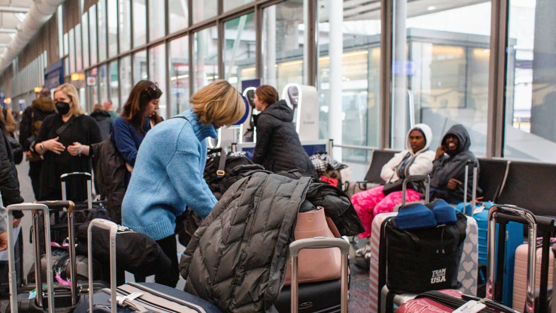 El Departamento de Seguridad Nacional coordina la redirección de vuelos desde regiones afectadas a cuatro aeropuertos designados del país (REUTERS)