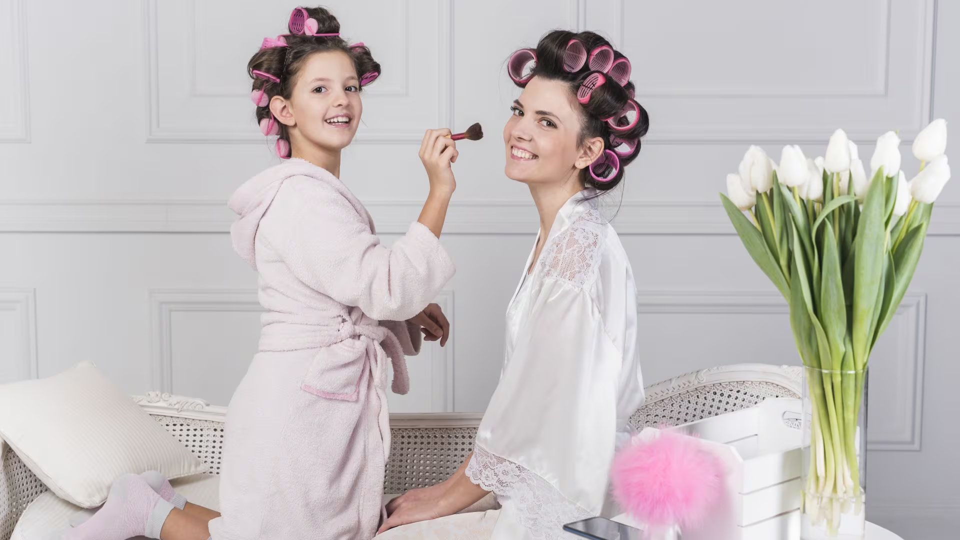 Las madres modernas valoran más una tarde compartida que un objeto costoso. Regalar tiempo, conexión y momentos irrepetibles se convierte en el nuevo lujo de esta fecha especial. (Freepik)