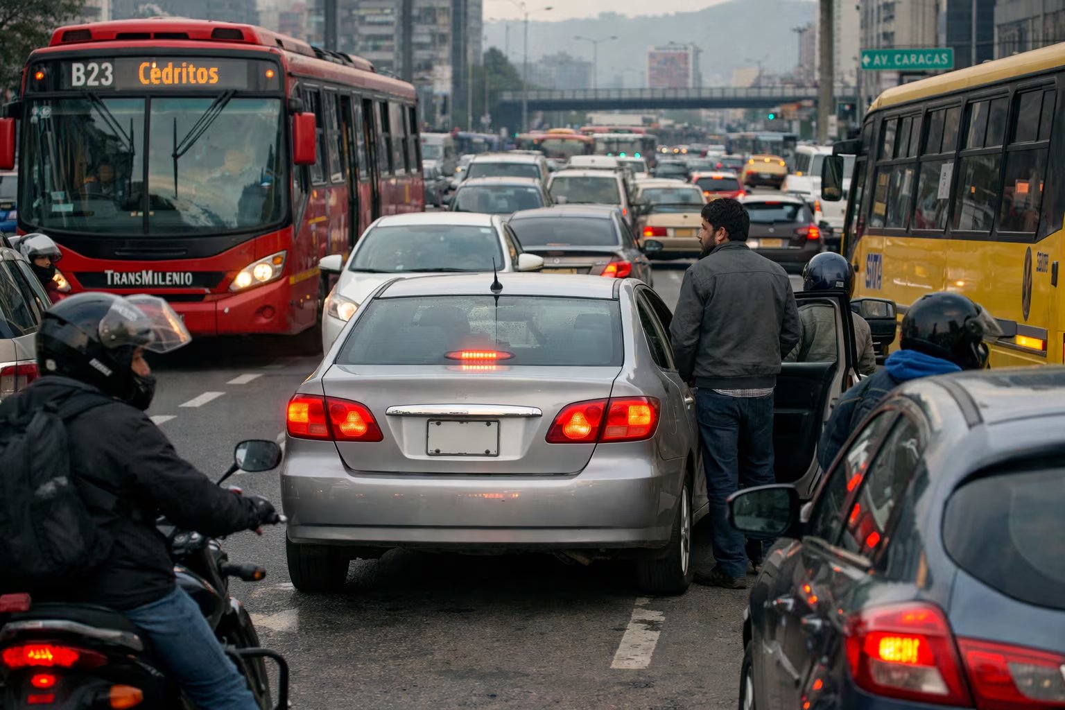 Quedarse sin gasolina en carretera puede terminar en sanción si el vehículo queda mal ubicado y obstruye la circulación o representa un riesgo para otros conductores - crédito Imagen Ilustrativa Infobae