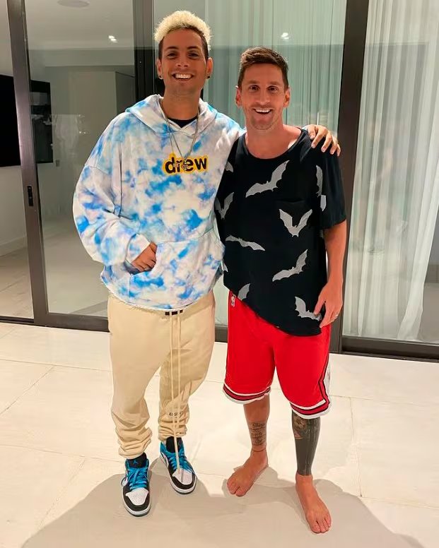 Coscu integró la exclusiva despedida de Messi en Barcelona, destacando su fuerte vínculo con personalidades del deporte y la cultura global