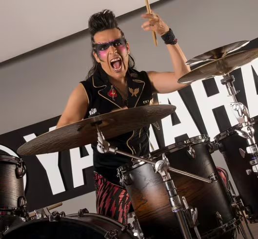 La trayectoria de Elohim Corona incluye participaciones en Moderatto, Gran Sur, Los Señores y reconocimientos internacionales como su modelo personalizado de Yamaha (IG)