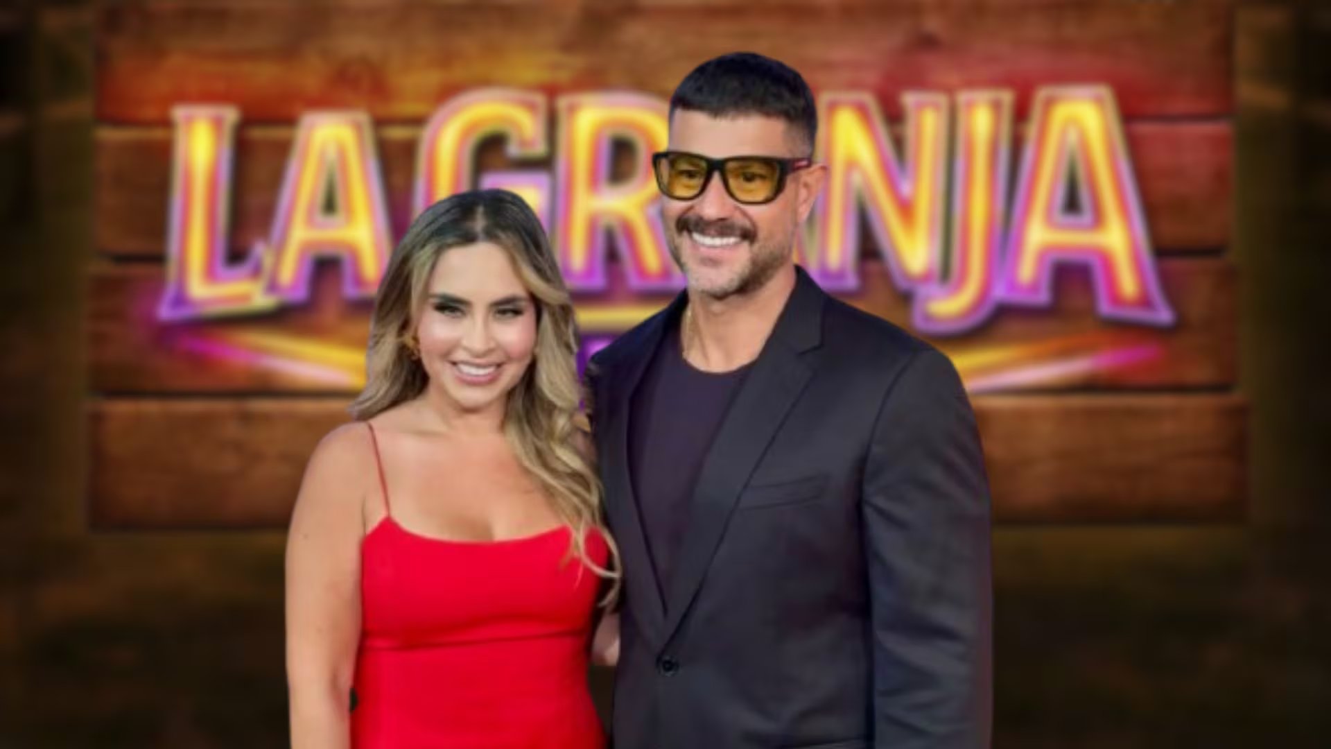 Yaco Eskenazi y Ethel Pozo posan sonrientes frente al logo de 