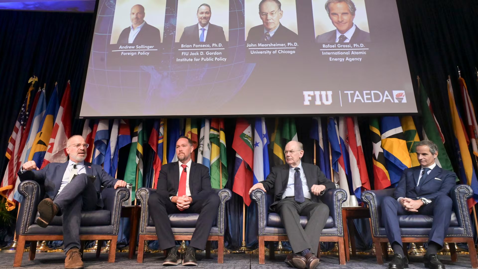 Durante su panel en la XI Conferencia Hemisférica de Seguridad, Rafael Grossi estuvo acompañado de John Mearsheimer y Brian Fonseca.