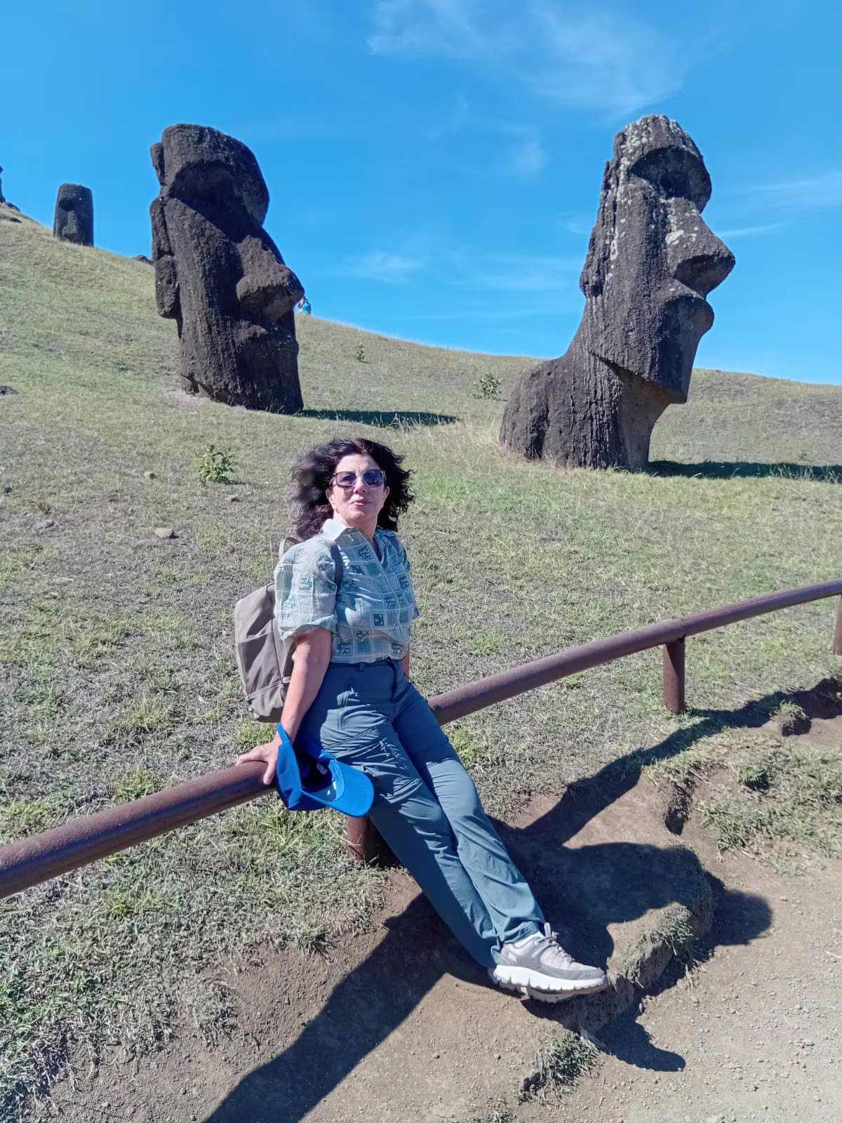 Ana Verrilli, farmacéutica y tallerista literaria, captura en su libreta las sensaciones de un viaje transformador, donde el aislamiento de Rapa Nui se convierte en un oasis de paz y reflexión cultural.