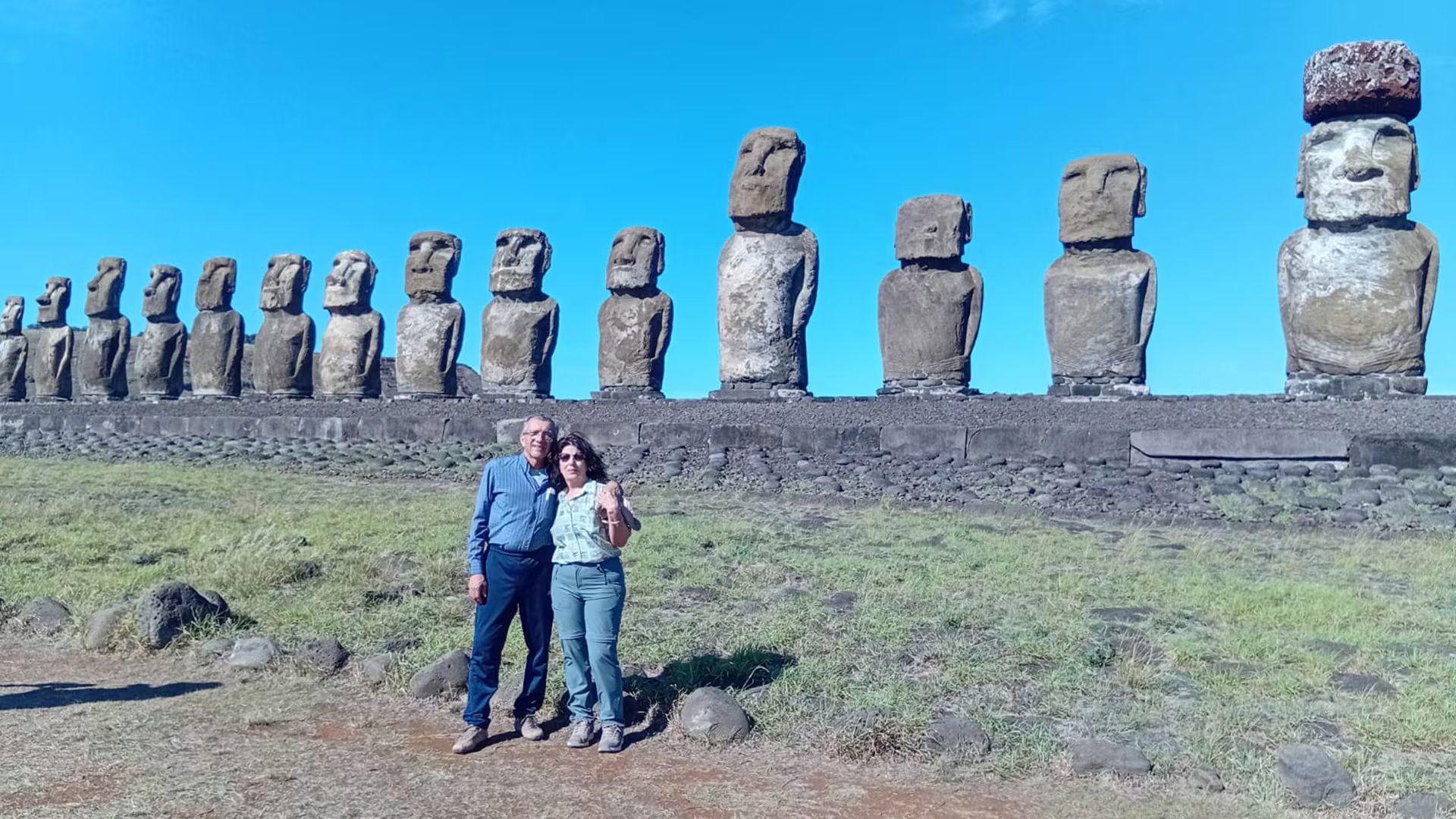 Ana Verrilli y su esposo Jorge durante su expedición por Rapa Nui, donde la pareja silver exploró la conexión entre la naturaleza virgen y los misterios de una cultura que resiste al paso del tiempo.