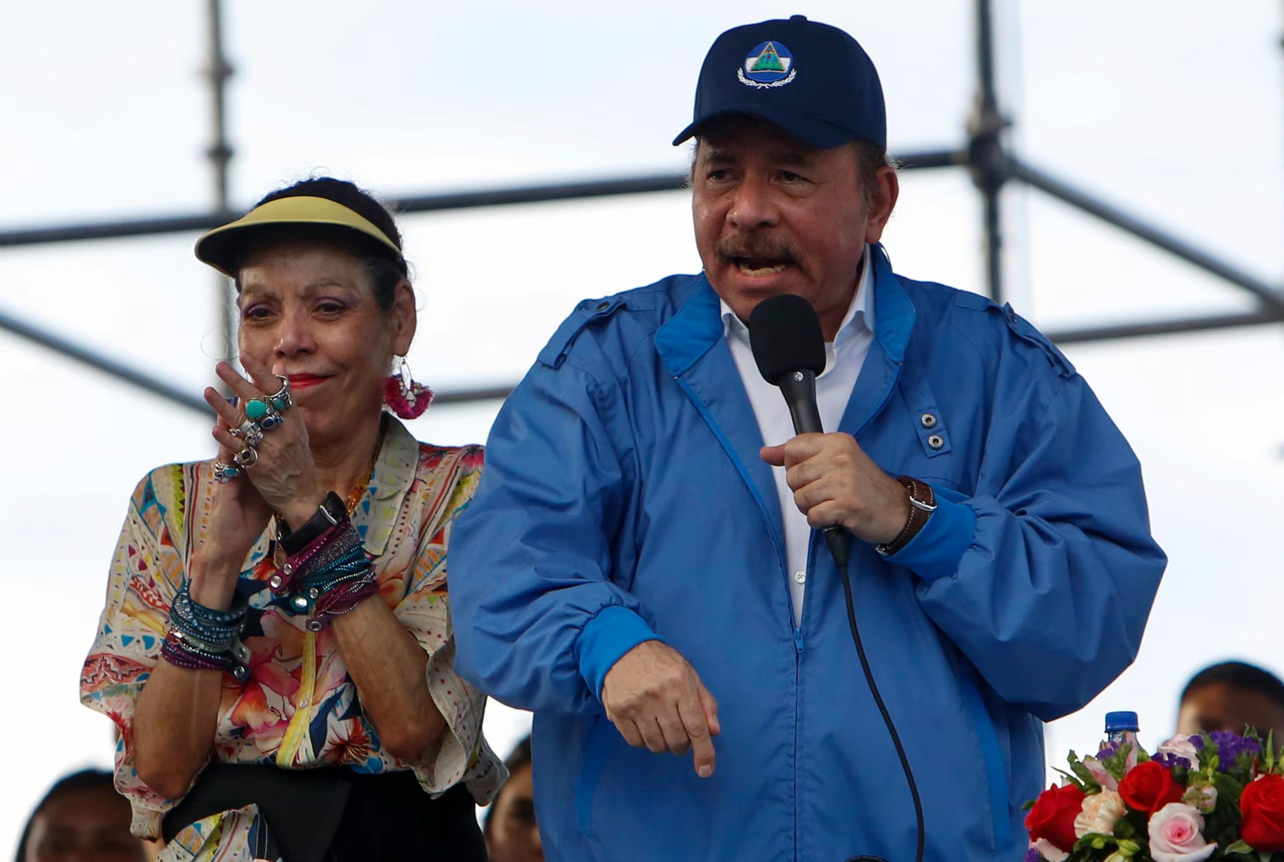 Foto de Archivo: El presidente de Nicaragua, Daniel Ortega, habla a sus seguidores mientras su esposa y vicepresidenta, Rosario Murillo, aplaude en Managua, Nicaragua, el miércoles 29 de agosto de 2018. (AP Foto/Alfredo Zúñiga)