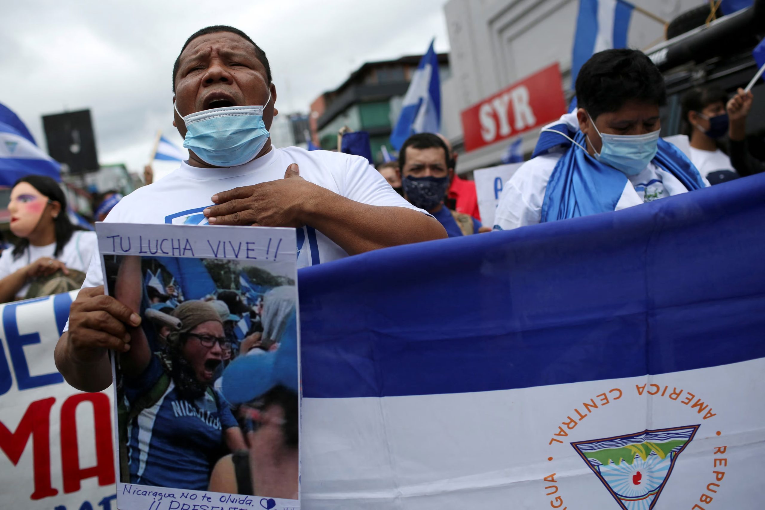 FOTO DE ARCHIVO: Un hombre canta el himno nacional de Nicaragua durante una marcha de nicaragüenses exiliados en Costa Rica para protestar contra las elecciones presidenciales en Nicaragua, en San José, Costa Rica, el 7 de noviembre de 2021. REUTERS/Mayela Lopez/Foto de archivo