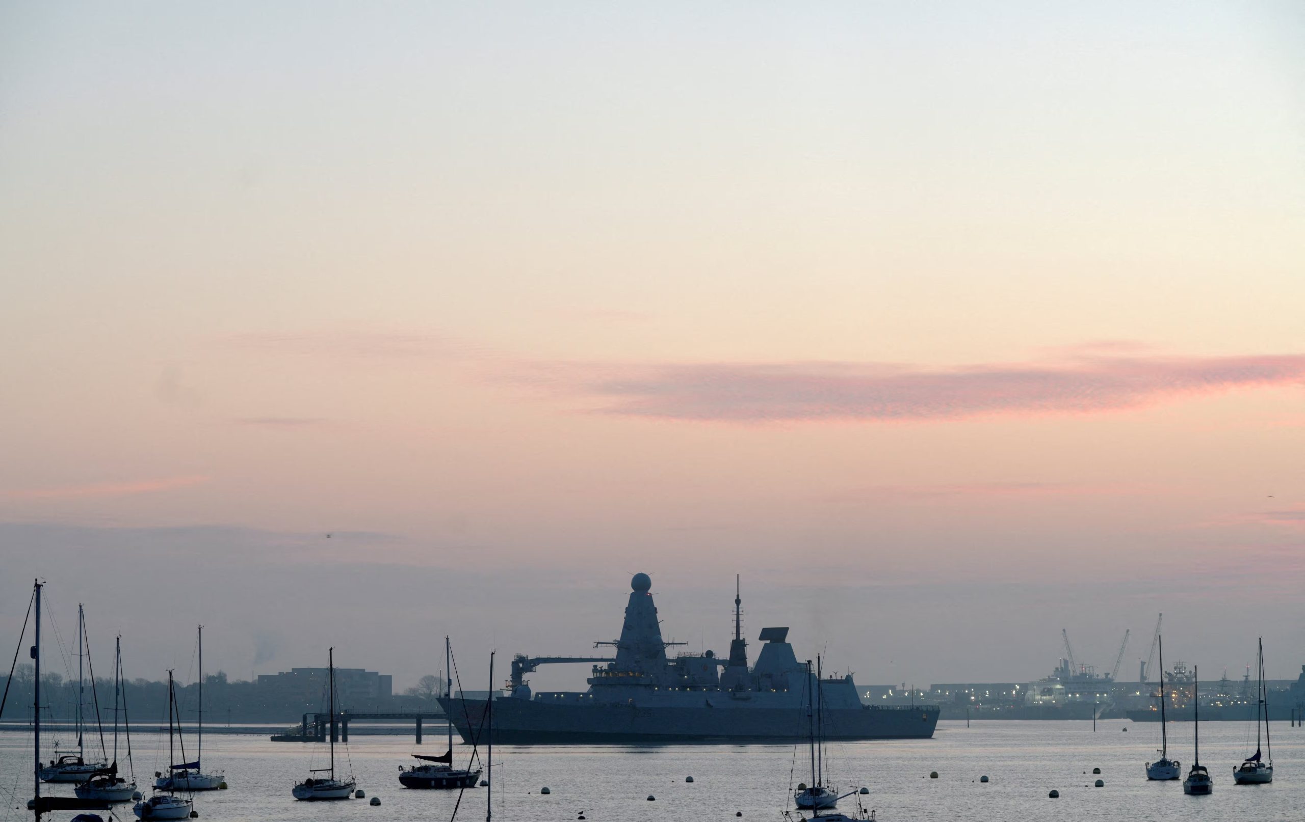  La convocatoria también coincide con el despliegue del HMS Dragon en Medio Oriente, uno de los principales buques de guerra británicos, para contribuir “a una futura misión multinacional para asegurar el estrecho de Ormuz y salvaguardar la libertad de navegación cuando las condiciones lo permitan” (REUTERS)