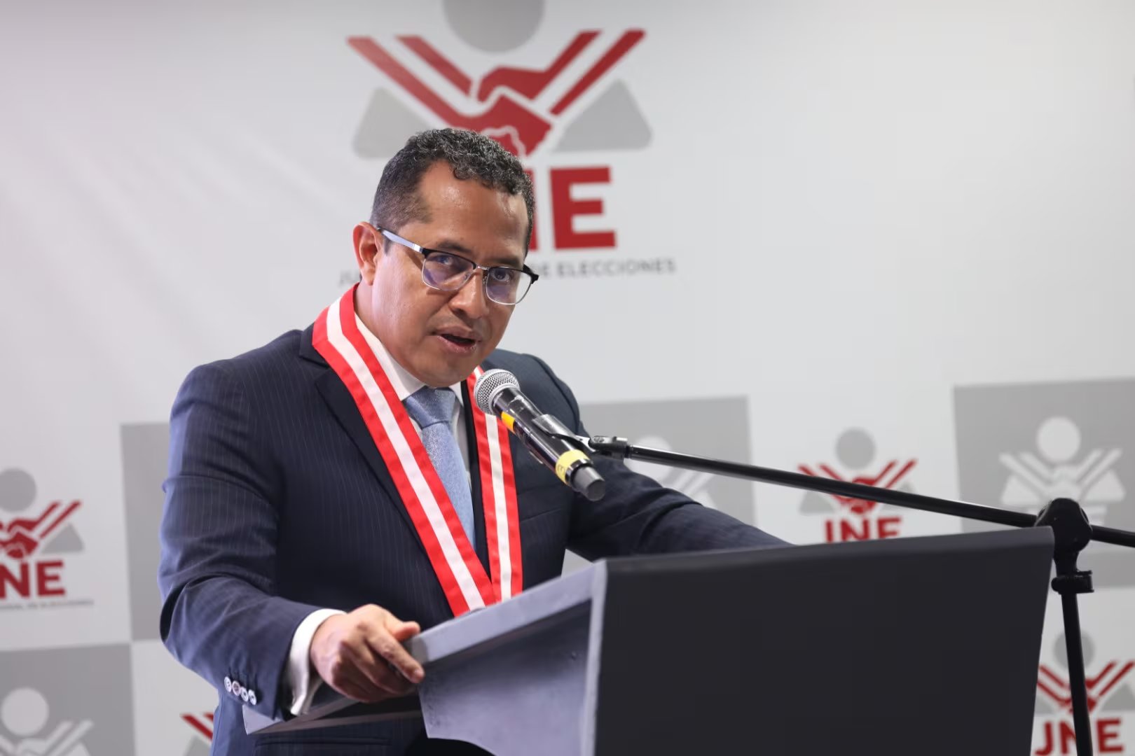 El presidente del JNE, Roberto Burneo, aseguró que se analizará la nulidad según los procedimientos jurídicos establecidos por la legislación peruana.

