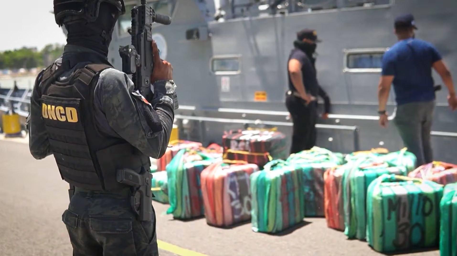 Las autoridades arrestaron a tres ciudadanos venezolanos, implicados en el intento de ingresar drogas por vía marítima. (Cortesía: Dirección Nacional de Control de Drogas)