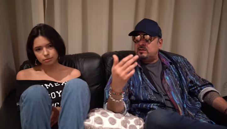 El videoclip pertenece a un vlog de Pepe Aguilar minutos antes de la actuación de Ángela en Los Premios Juventud 2019. (Foto Instagram: @angela<em>aguilar</em>)» class=»aligncenter size-full» src=»https://kchcomunicacion.com/wp-content/uploads/2026/05/Resurge-video-donde-Pepe-Aguilar-dice-que-Angela-A-1.jpg» style=»width:100%; height:auto; margin-bottom: 20px;»/></p>
<p>Pepe Aguilar enfatizó: <strong>“Les aseguro que hay más artistas internacionales que se han inspirado con artistas de otras partes del mundo de lo que crees. Ahora vamos a pensar cómo vamos a cambiar el pelo”</strong>.</p>
<p>En otras entrevistas, Ángela Aguilar ha explicado que su look —un bob café oscuro con puntas redondeadas hacia adentro y flequillo recto— es parte de su personalidad. La intérprete sostiene que no responde a ningún propósito estético externo y que quiso renovar la imagen de la mujer mexicana dentro del regional mexicano, género que interpreta.</p>
<h3>Reacciones en redes sociales</h3>
<p>Los comentarios de Pepe Aguilar no fueron bien recibidos por los internautas. En diversas plataformas, los usuarios lo acusaron de distorsionar la realidad a favor de su hija y señalaron que este tipo de declaraciones explican por qué ha perdido simpatía entre el público, al sentirse superiores.</p>
<p><img decoding=