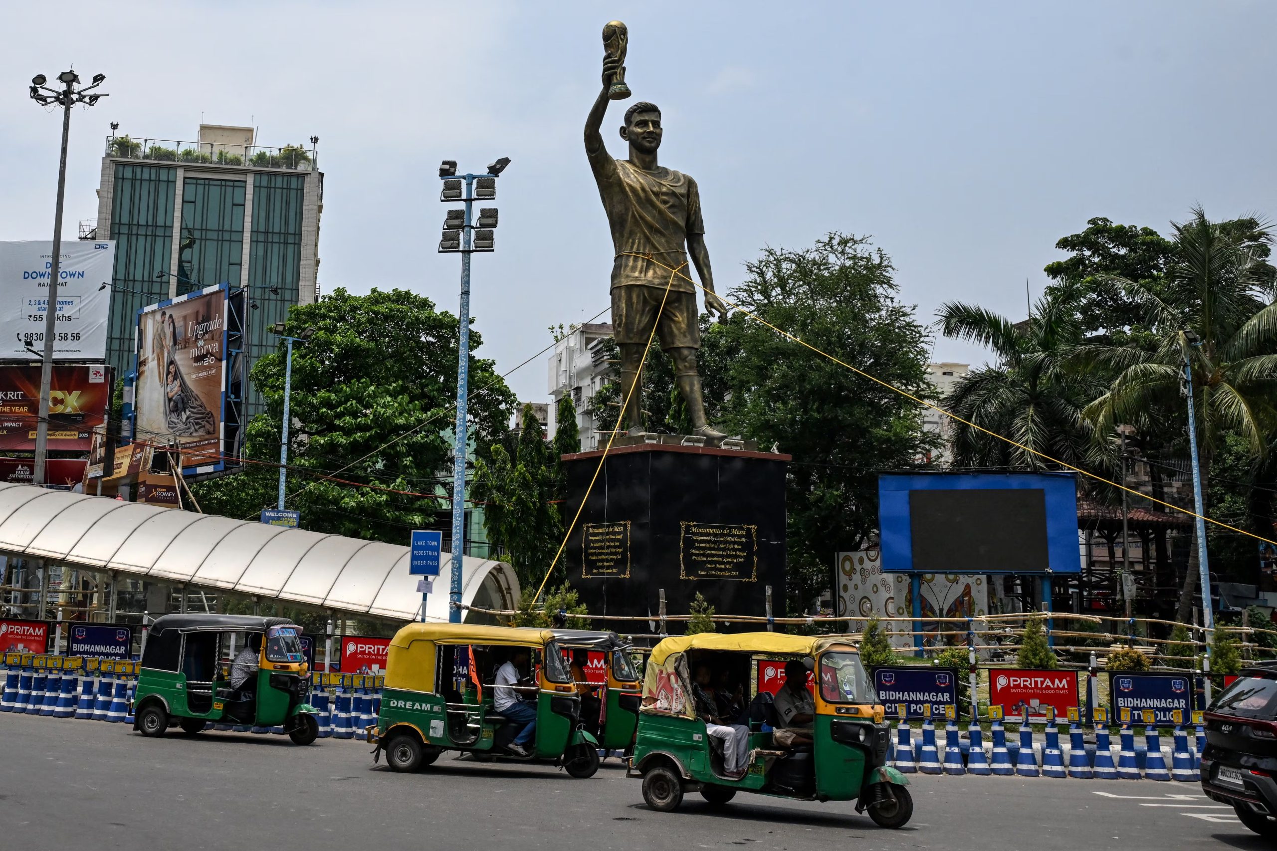 La estatua de Messi de 21 metros tuvo que ser atada con sogas por temor a que se caiga (Photo by Dibyangshu SARKAR / AFP)