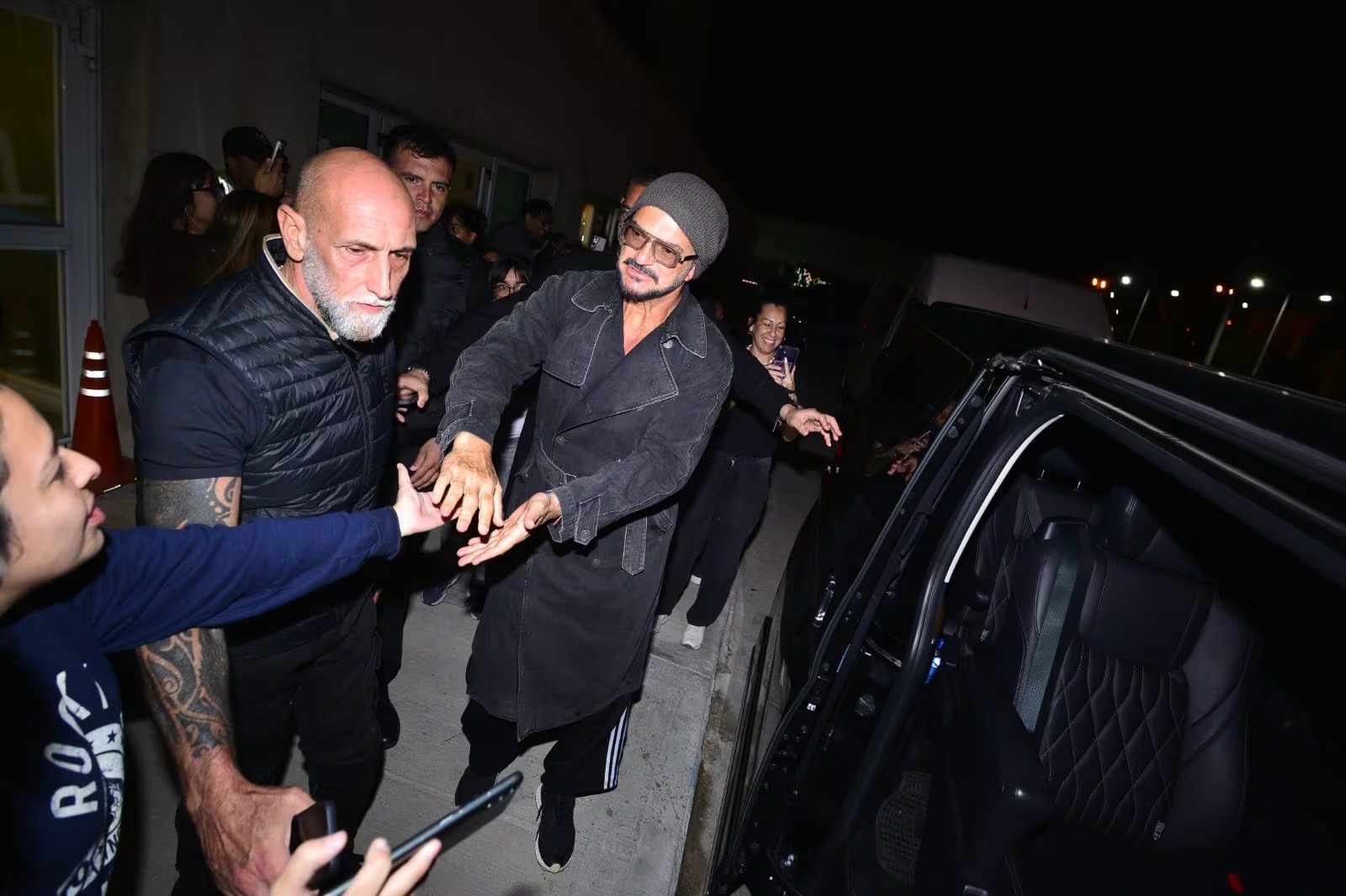 La seguridad durante el arribo de Ricardo Arjona incluyó vehículos blindados y una recepción privada en el aeropuerto de San Fernando