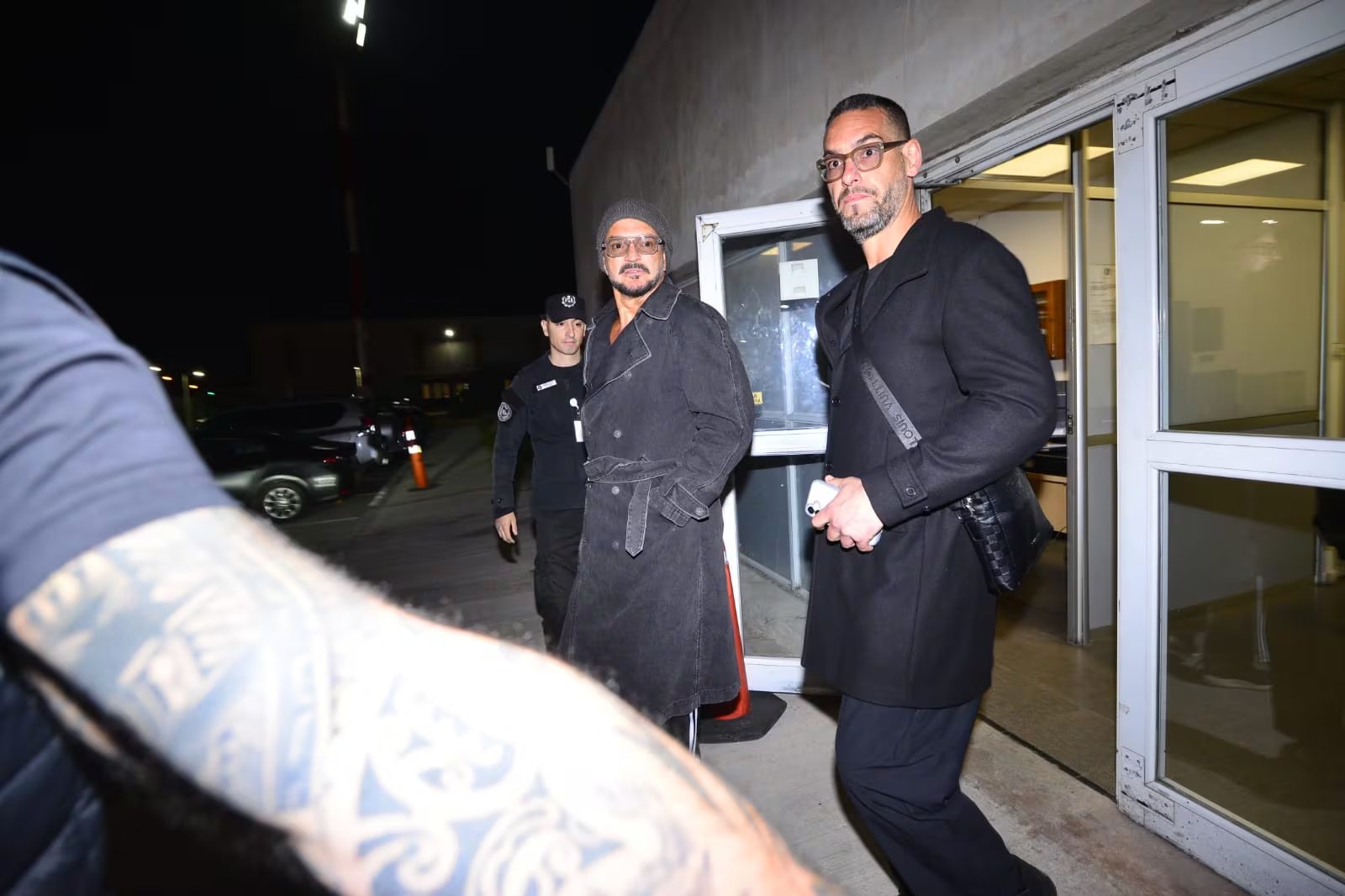 El repertorio en los shows de Arjona alterna grandes éxitos y canciones recientes, reforzando su vigencia en la música latina