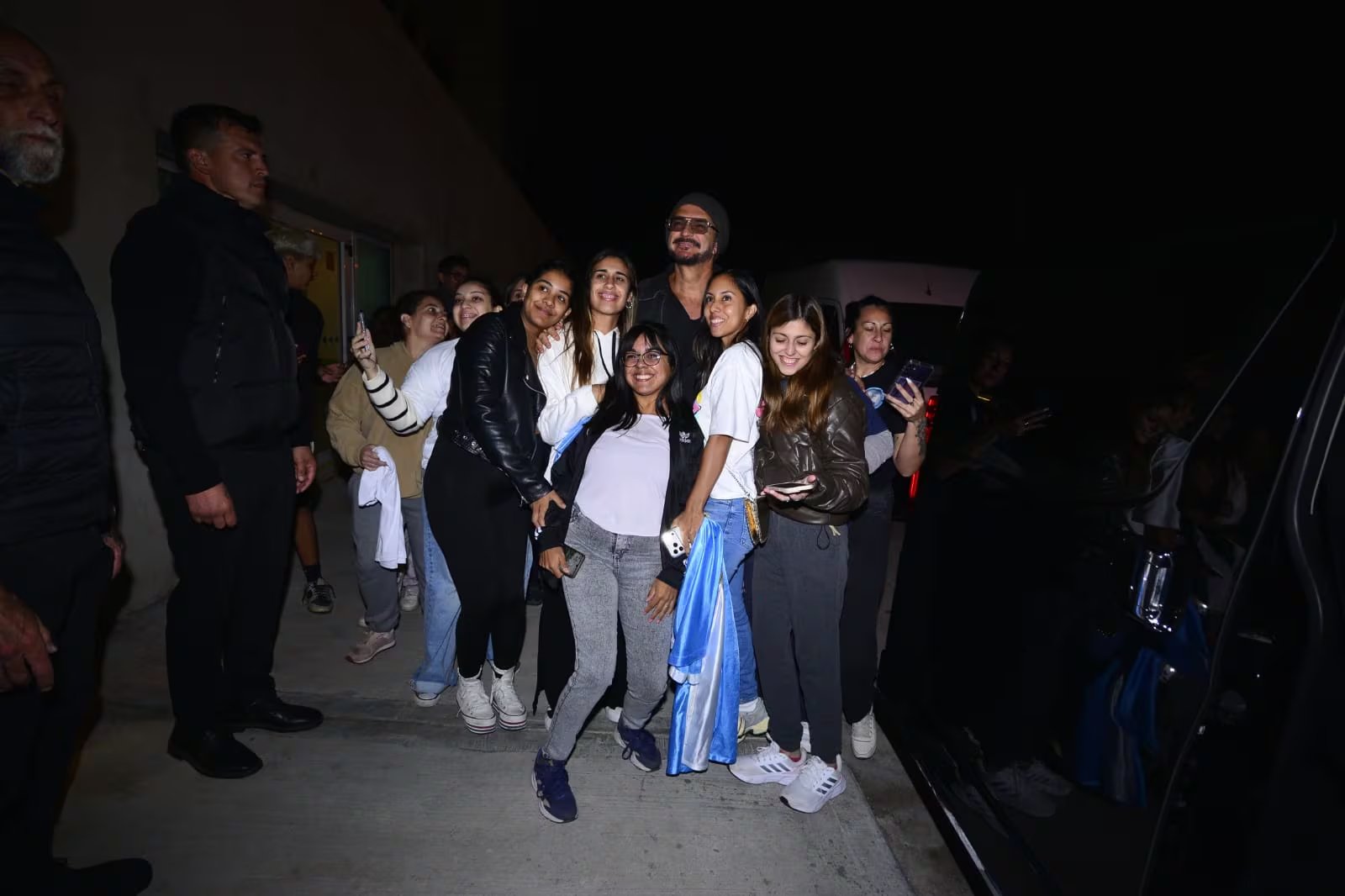 La puesta en escena de la gira de Arjona destaca por efectos visuales que enriquecen la experiencia de sus presentaciones en Argentina