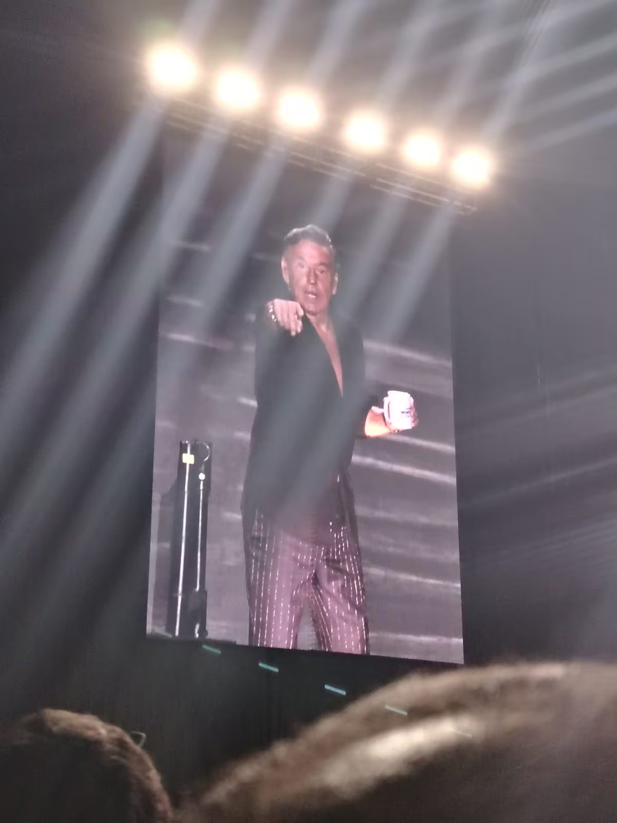 Montaner subió a fans al escenario y repartió regalos; a un niño le obsequió una taza y un abrazo.