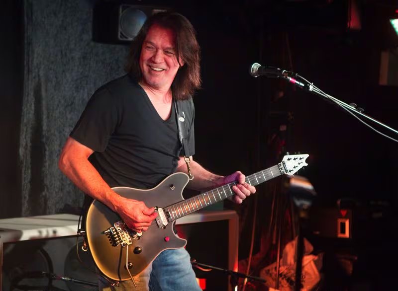 La introducción del tapping y el hammer-on por Eddie Van Halen revolucionó el virtuosismo de los solos de guitarra en la historia de la música (REUTERS/Lucas Jackson)