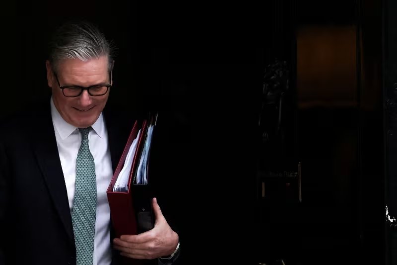 El primer ministro británico Keir Starmer sale del 10 de Downing Street, en febrero de 2026. El laborismo atraviesa su peor momento desde la victoria de 2024 y crece la presión para forzar su salida (REUTERS/Toby Melville)
