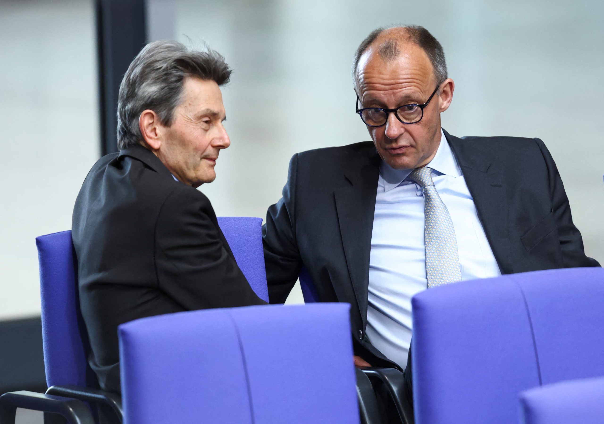 Merz, hoy canciller, y Mützenich, entonces jefe del bloque del SPD, en el Bundestag en abril de 2024. Hoy el SPD cogobierna con la CDU y Mützenich cuestiona la línea de Merz (REUTERS/Liesa Johannssen)