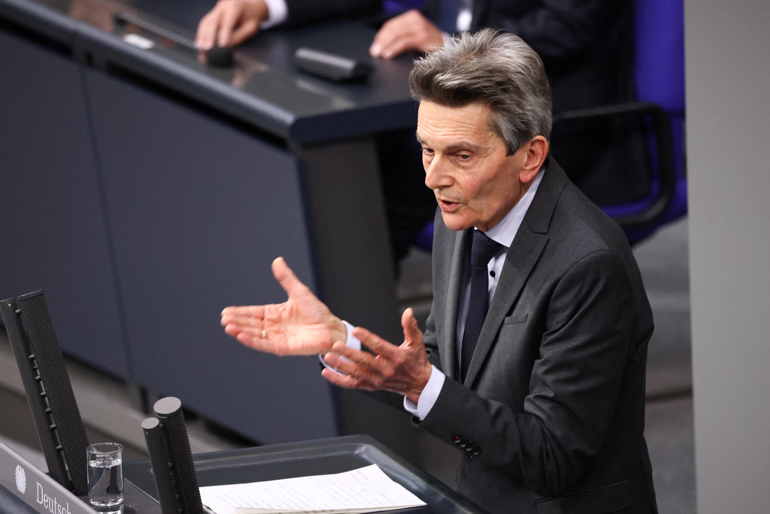 Mützenich, entonces jefe del bloque del SPD, en una sesión del Bundestag en enero de 2025. Dejaría el cargo el mes siguiente, tras la peor derrota electoral del partido en su historia (REUTERS/Liesa Johannssen)
