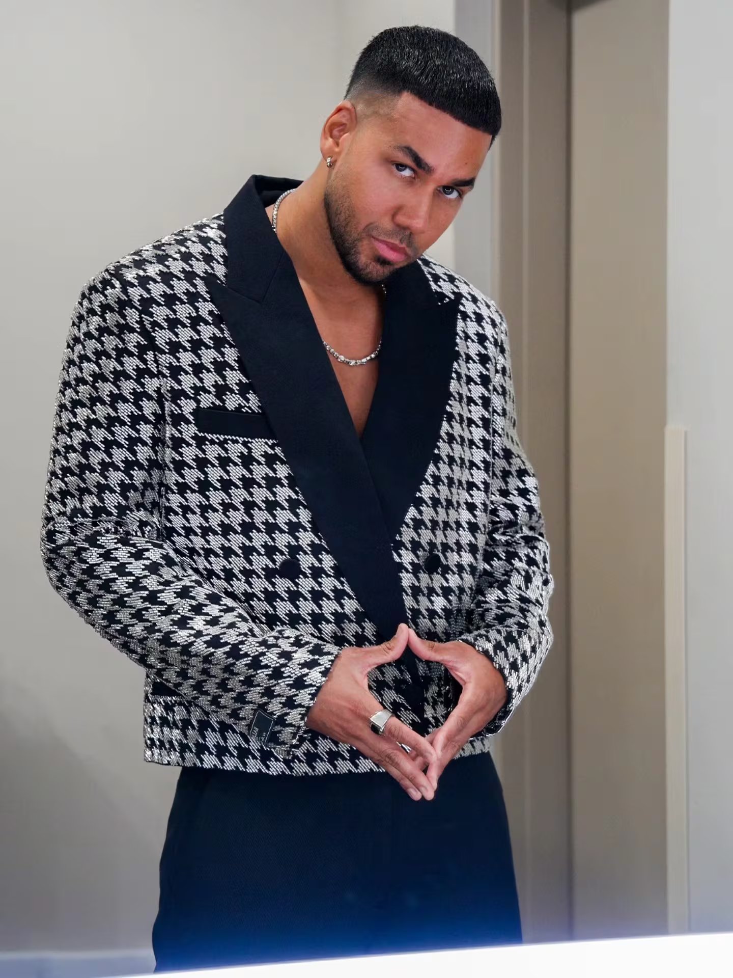 Romeo Santos suma más de 40 millones de discos vendidos y encabeza rankings latinos, consolidándose como 